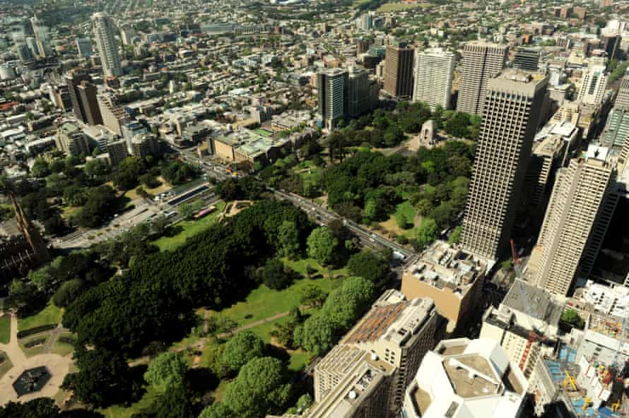 Der Blick über den Hyde Park vom Sydney Tower Eye.  Die Commission into the Future of the Sydney CBD empfiehlt mehr kostenlose Sitzplätze, einschließlich Sitzgelegenheiten mit Tischen und ausreichendem Regen- und Schattenschutz.
