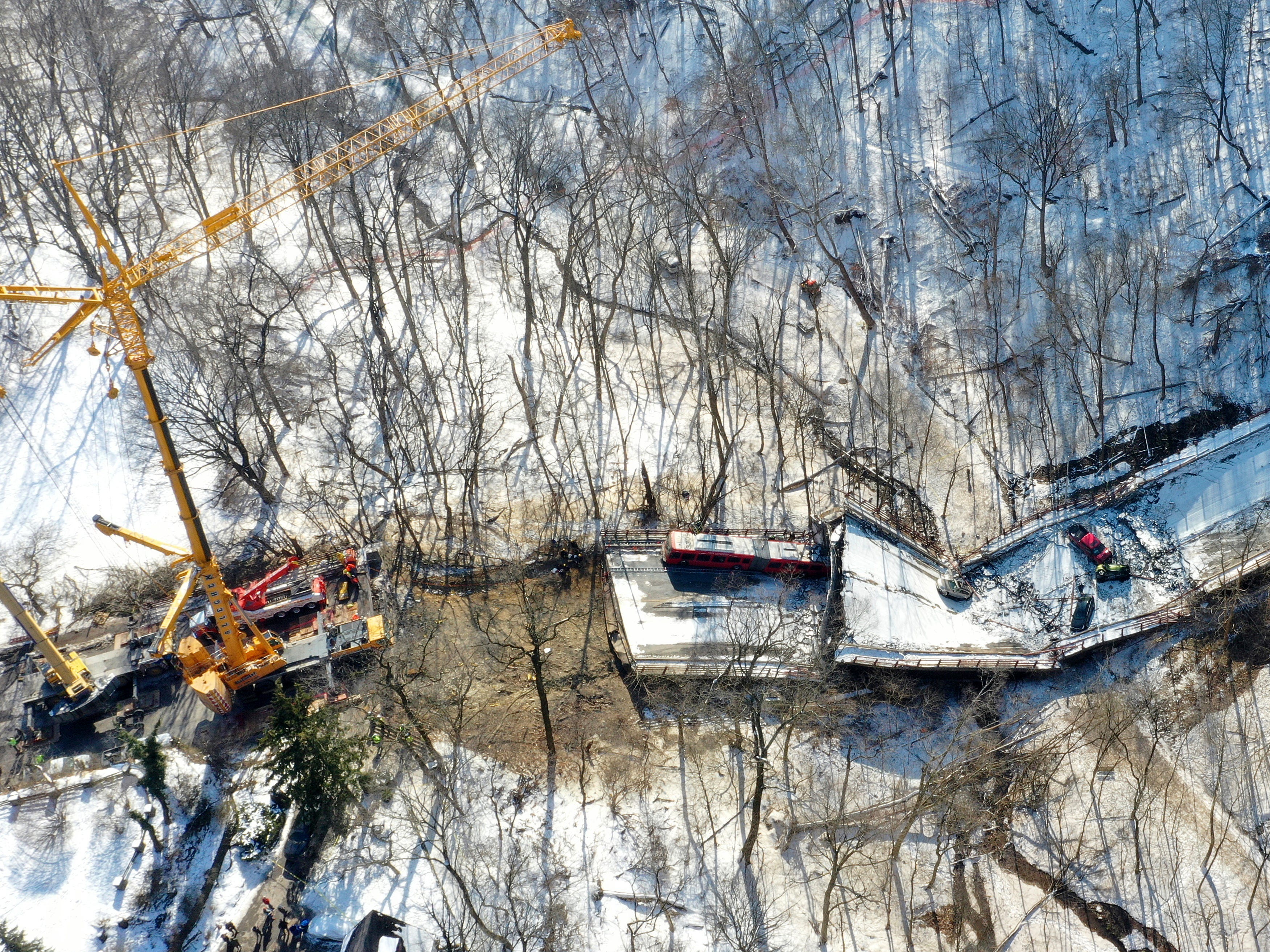 Ein Kran ist am Montag, den 31. Januar 2022, im Rahmen der Aufräumarbeiten an der Fern Hollow Bridge in Pittsburgh, die am Freitag, dem 28. Januar, eingestürzt ist.