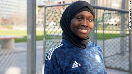 Founé Diawara, 22, von Les Hijabeuses, sagt, der Schleier sollte nicht als 