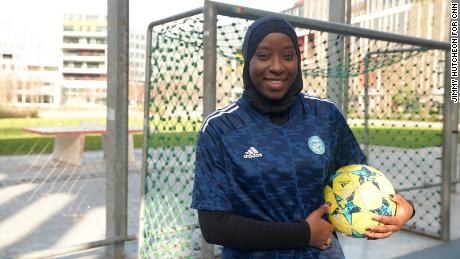 Mama Diakité, 23, Teil von Les Hijabeuses, sagt, Talent sollte anerkannt werden – nicht, was Frauen auf dem Kopf tragen.