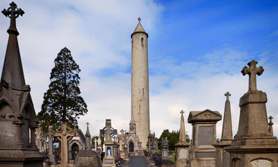 Der Round Tower zum Gedenken an den Tod von Daniel O'Connell auf dem Glasnevin Cemetery.