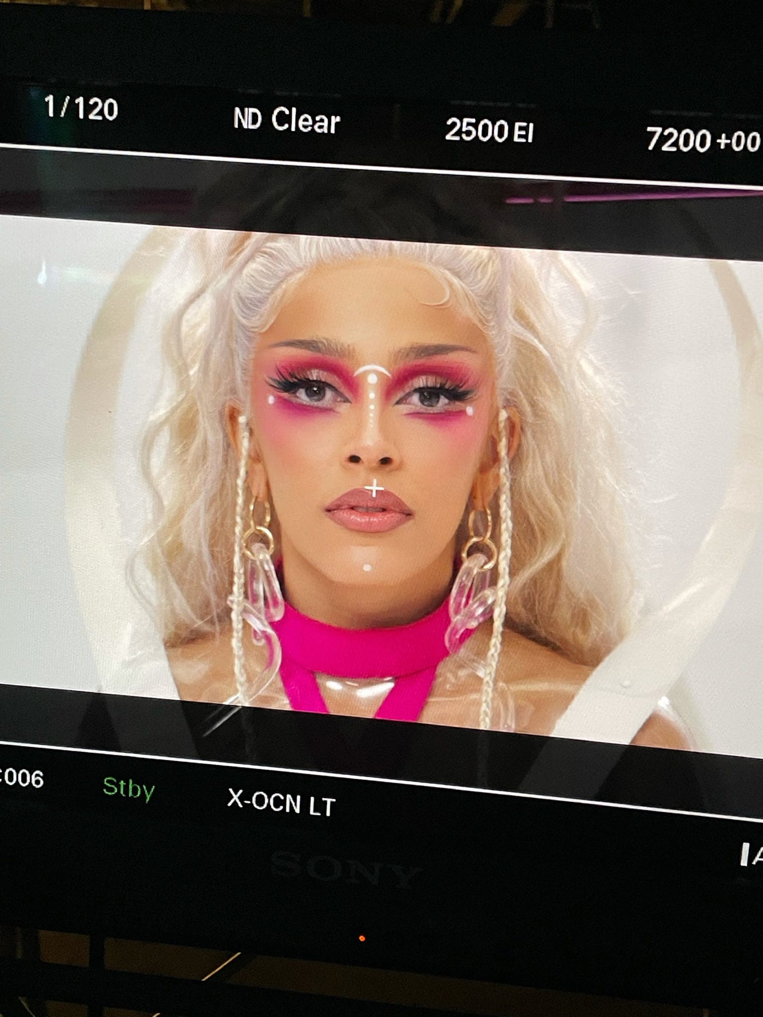 Doja Cats rosa-weißer Make-up-Look aus dem Musikvideo „Get Into It (Yuh)“.