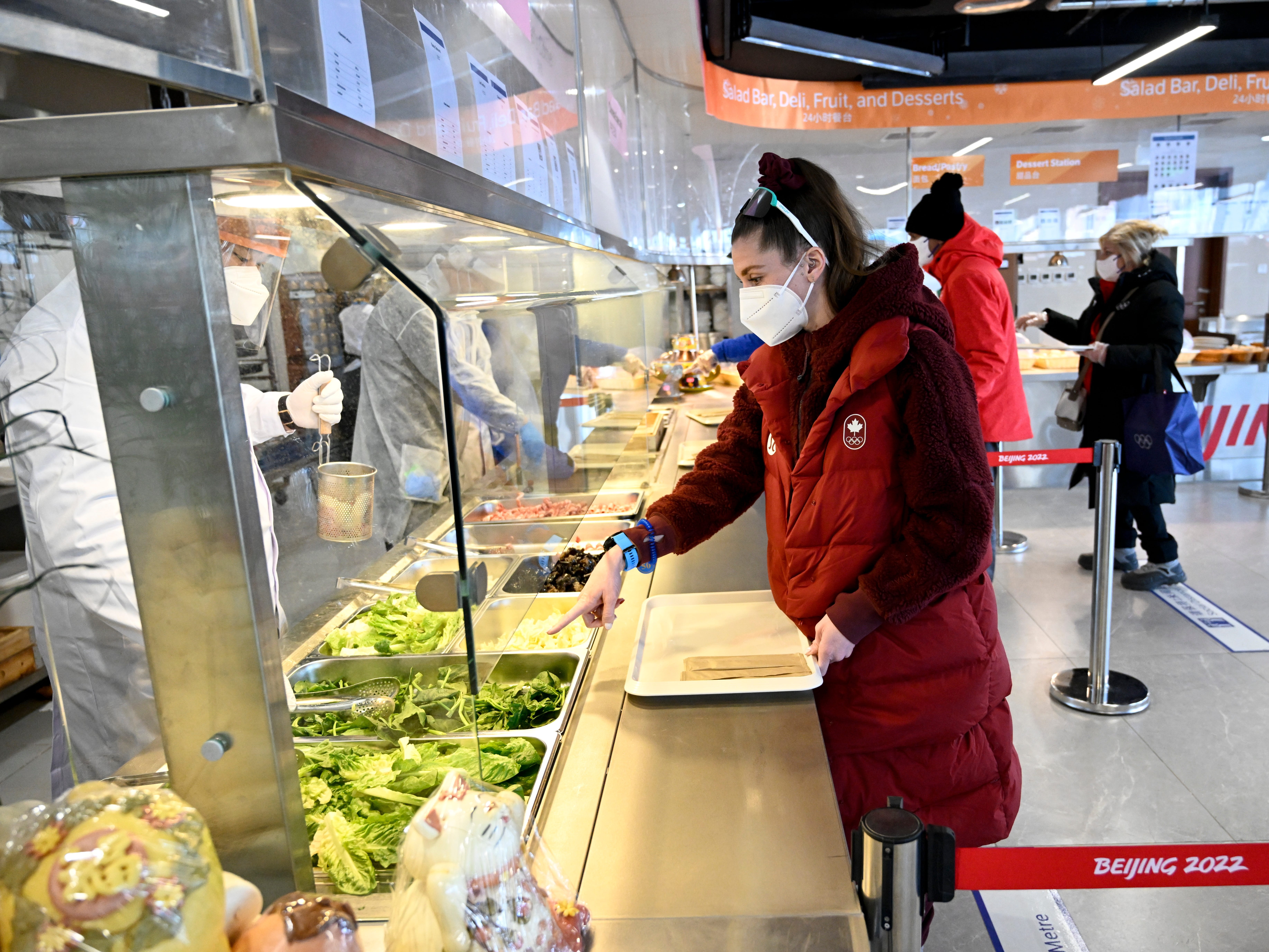 Ein kanadischer Athlet bestellt Essen im Olympischen Dorf in Peking.