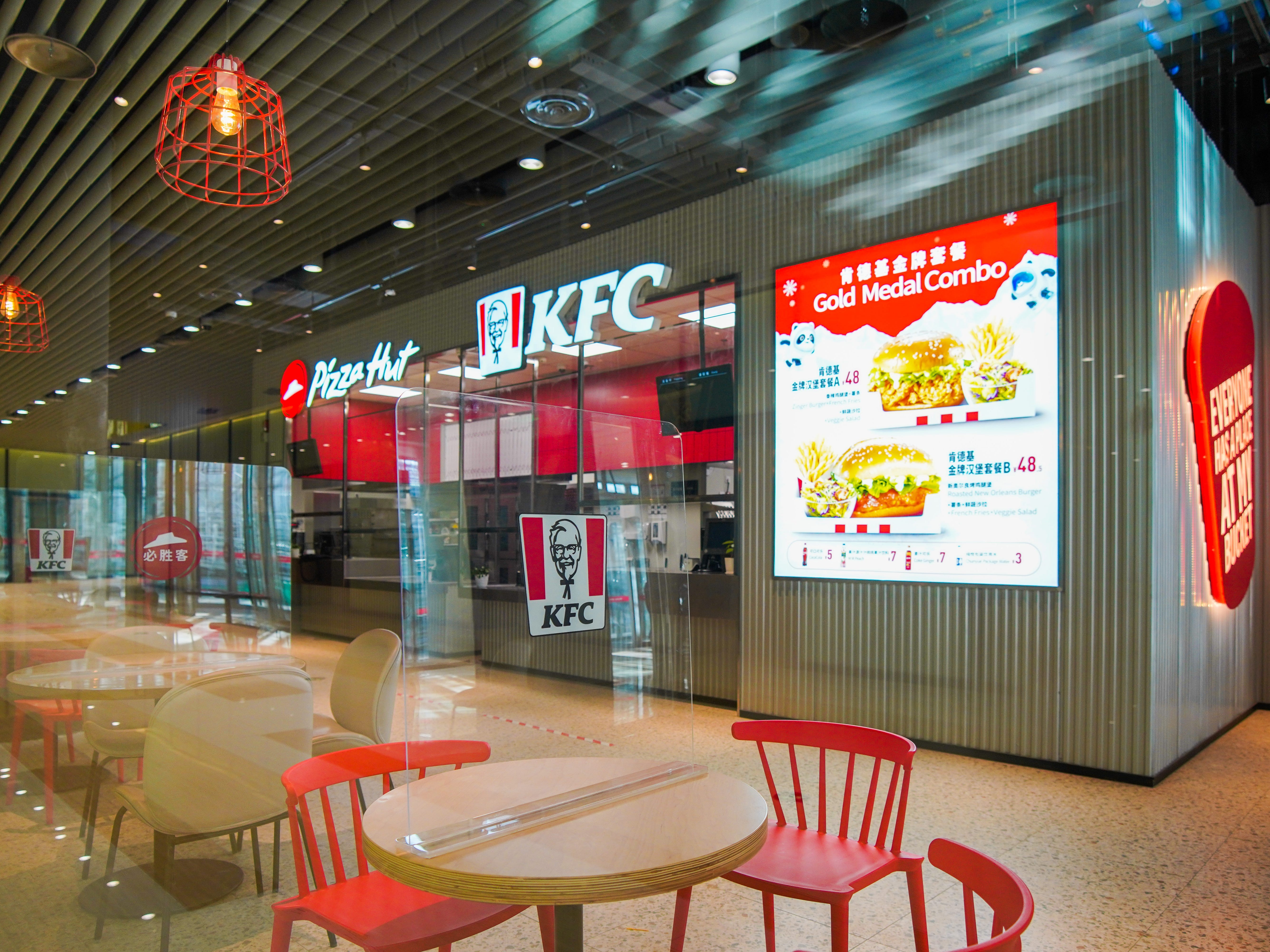 KFC und Pizza Hut im Olympischen Dorf von Peking.