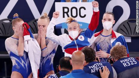 Das Team ROC feiert den Gewinn der Goldmedaille im Mannschaftsgymnastik-Finale der Frauen in Tokio 2020.