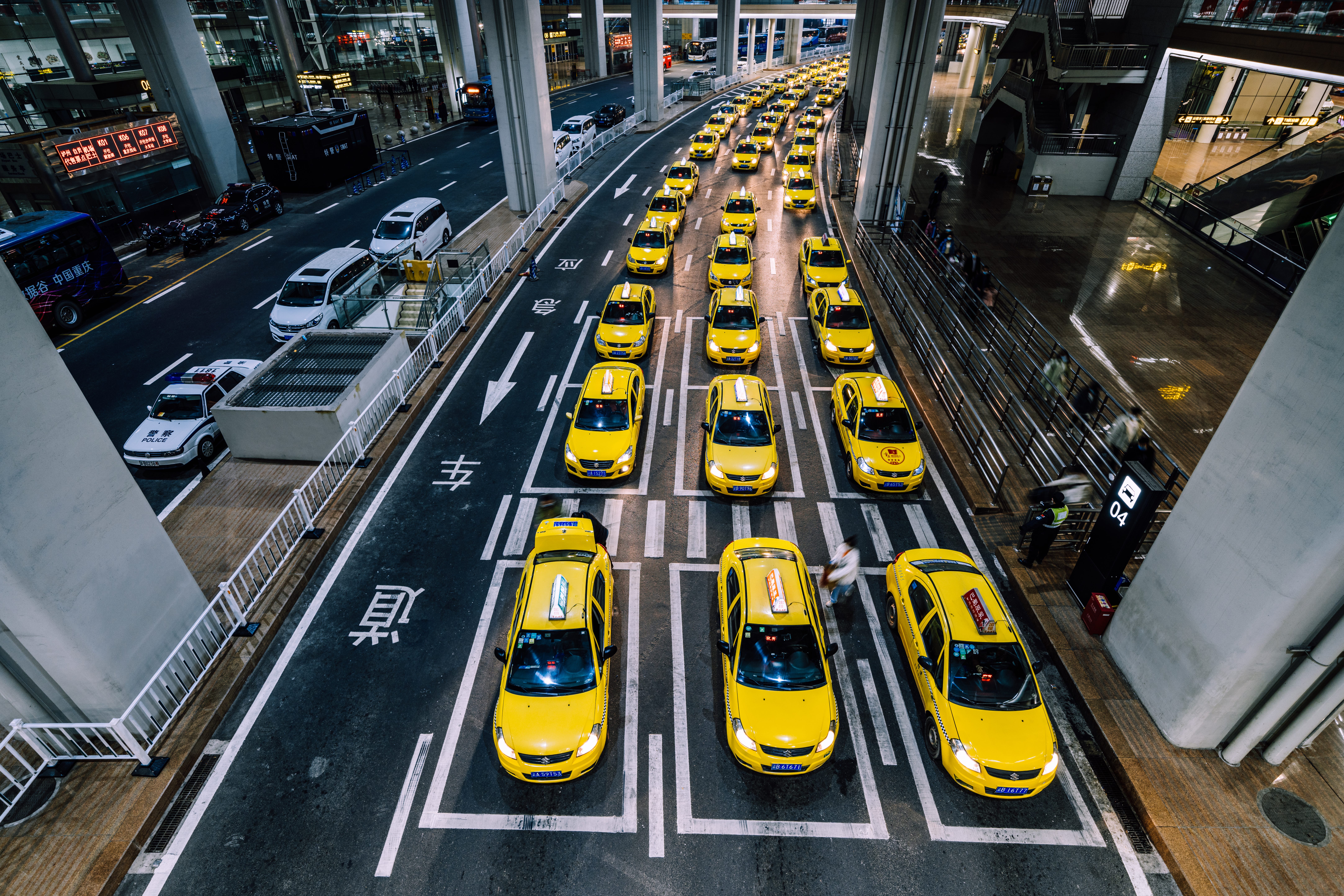 Reihen von Taxis warten am Flughafen Chongqing Jiangbei.