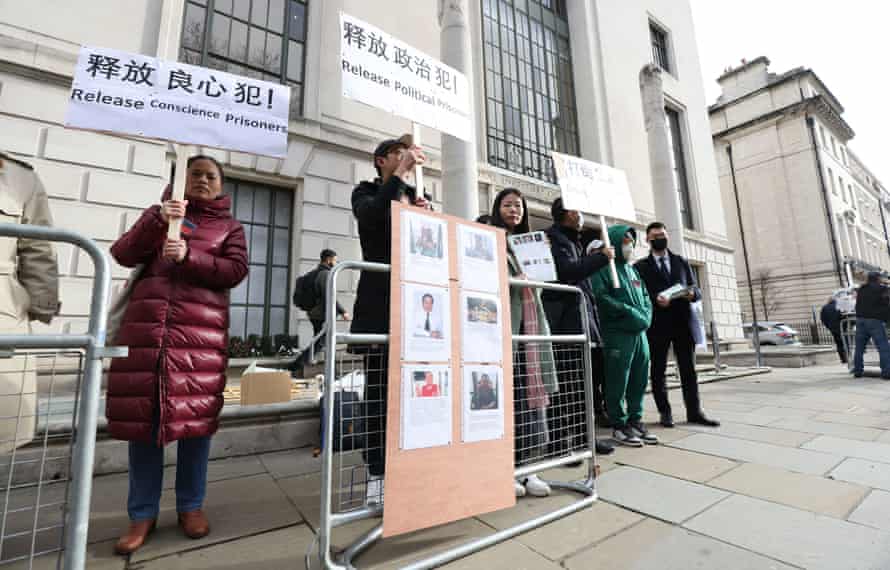 Eine Gruppe von Demonstranten steht gegenüber der chinesischen Botschaft in London, England.
