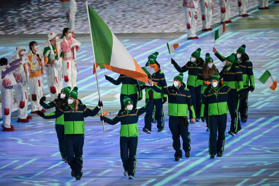 Irlands Fahnenträger Brendan Newby (links) und Elsa Desmond (rechts) führen ihre Delegation an.