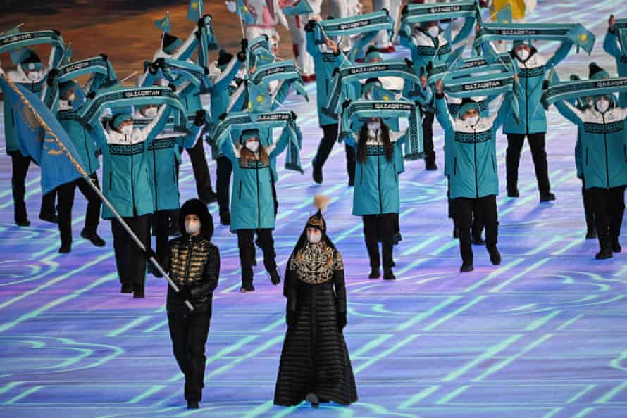 Das kasachische Team wedelt mit seinen Schals.