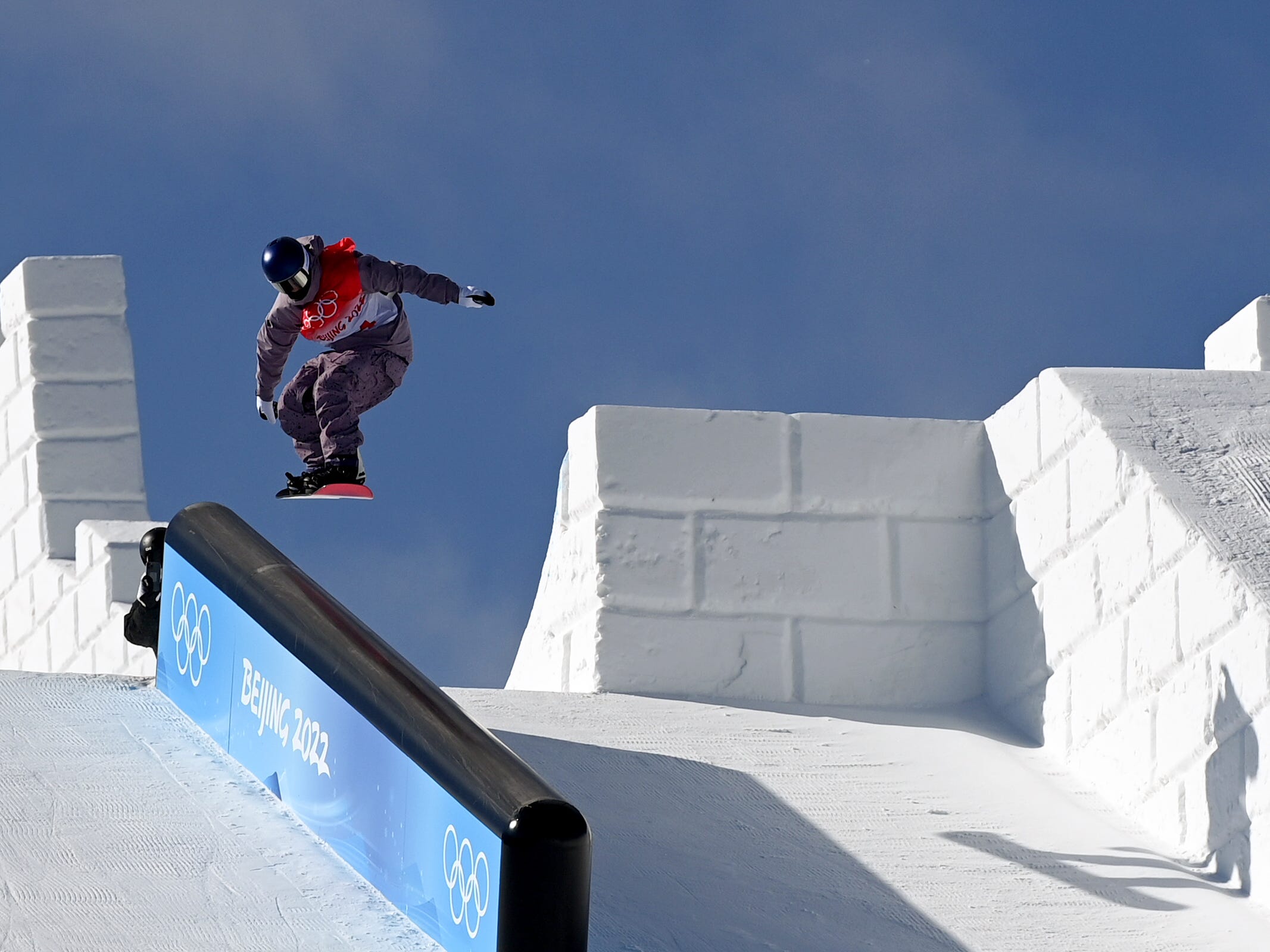 Snowboarder auf der Chinesischen Mauer bei den Olympischen Spielen in Peking