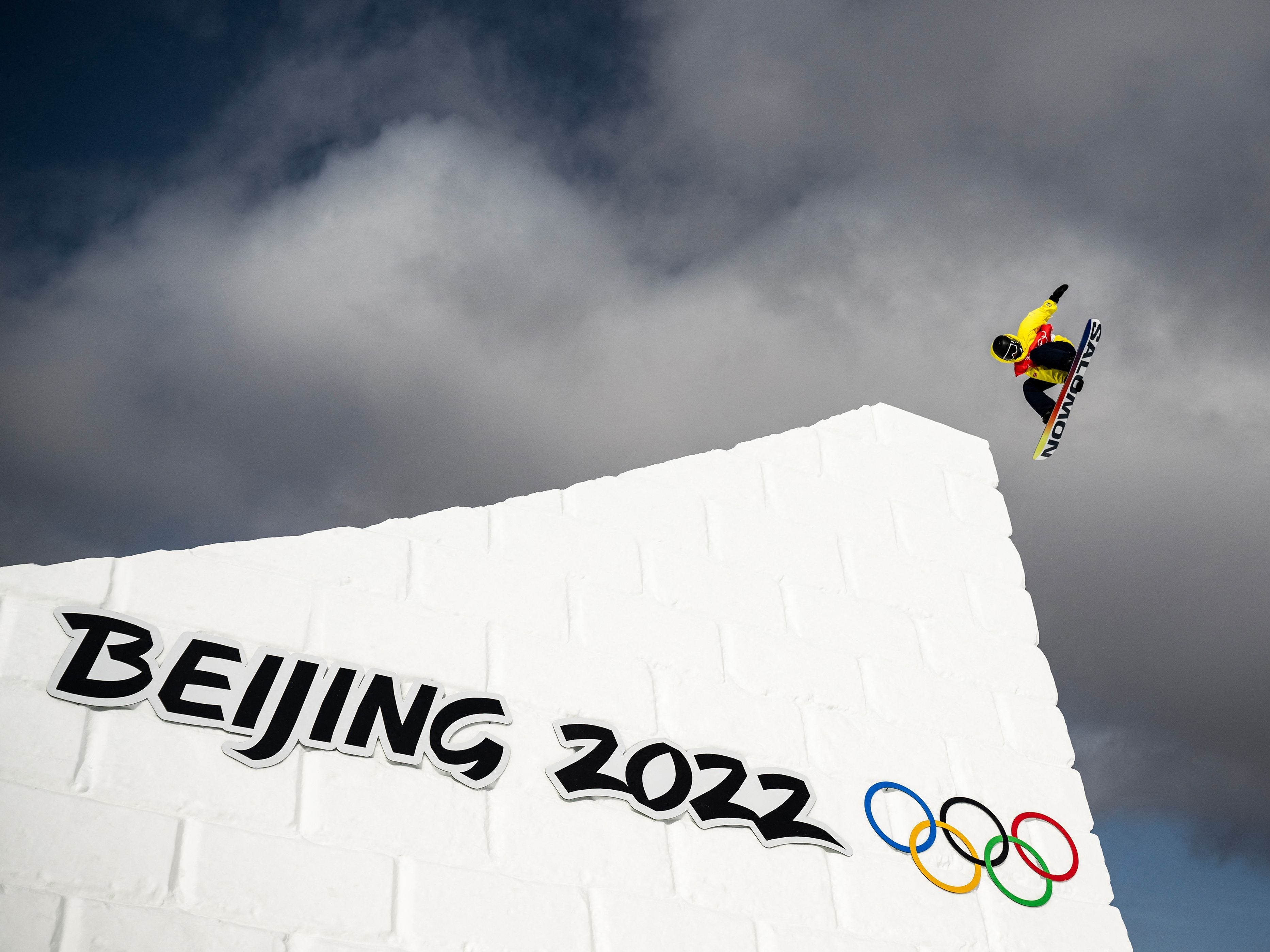 Snowboarder in der Nähe der Chinesischen Mauer bei den Olympischen Spielen in Peking