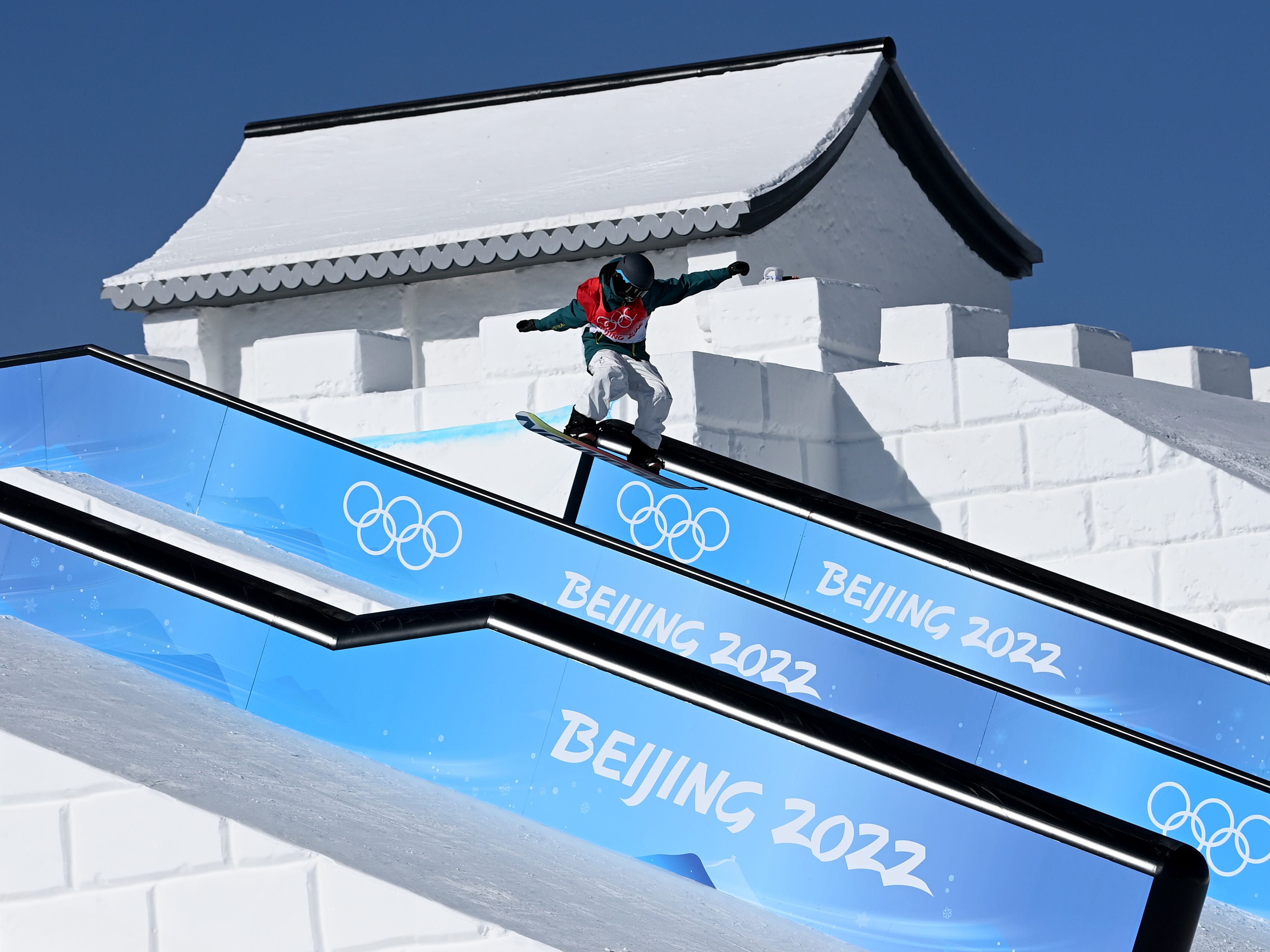 Snowboarder in der Nähe der Chinesischen Mauer bei den Olympischen Spielen in Peking