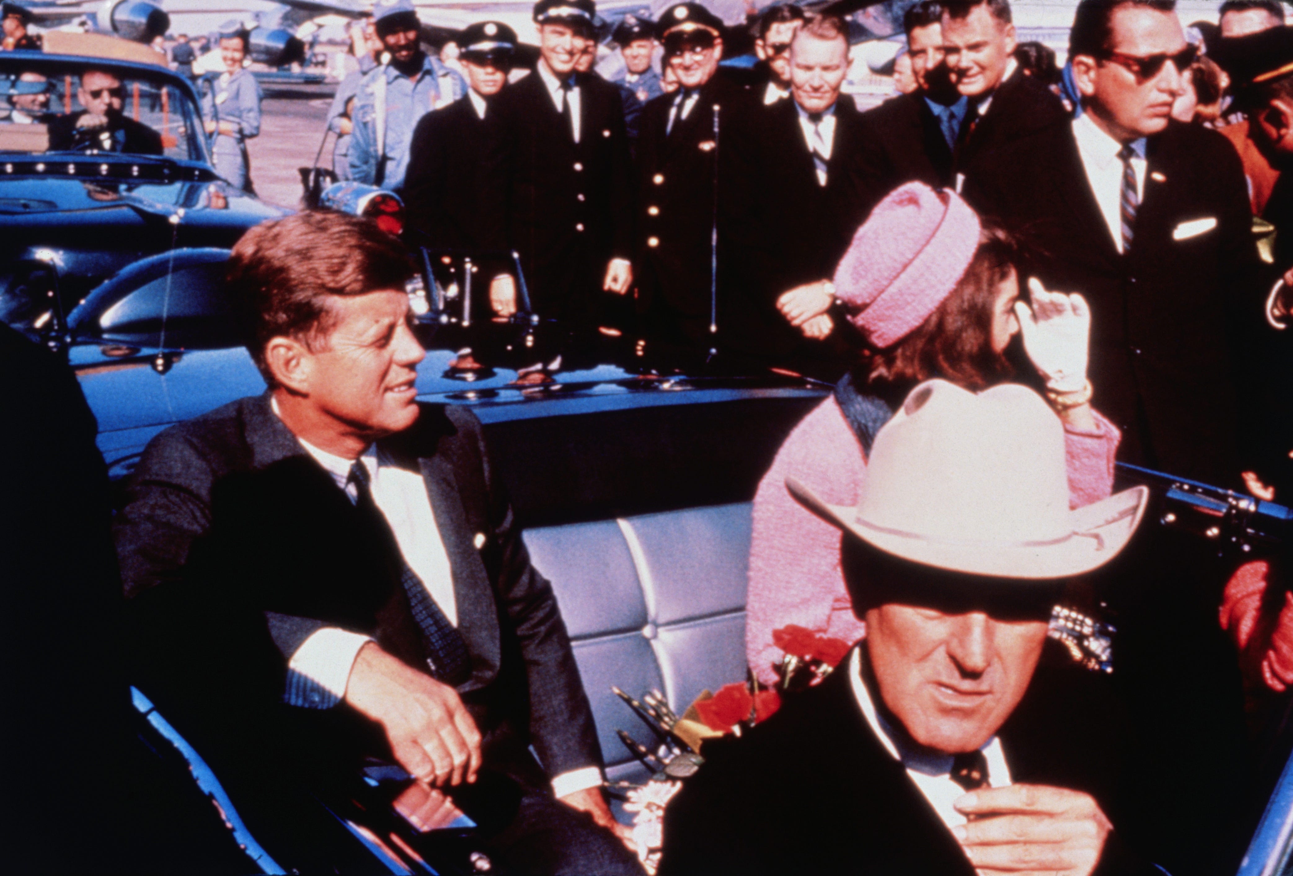 Der Gouverneur von Texas, John Connally, bereitete sich mit Präsident und Frau Kennedy auf eine Autokolonne vom Flughafen in die Stadt vor.