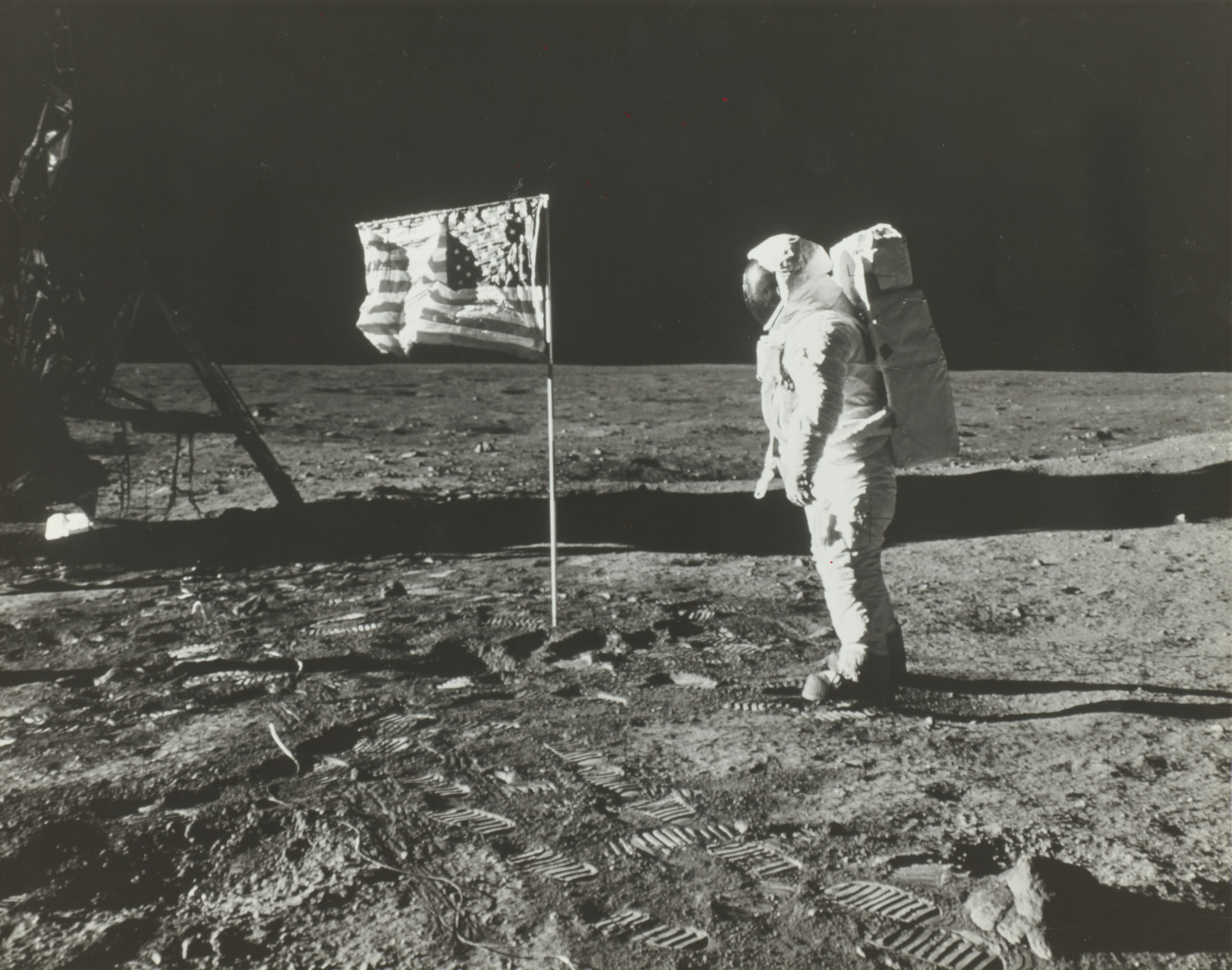 Buzz Aldrin auf dem Mond mit der amerikanischen Flagge, 1969.