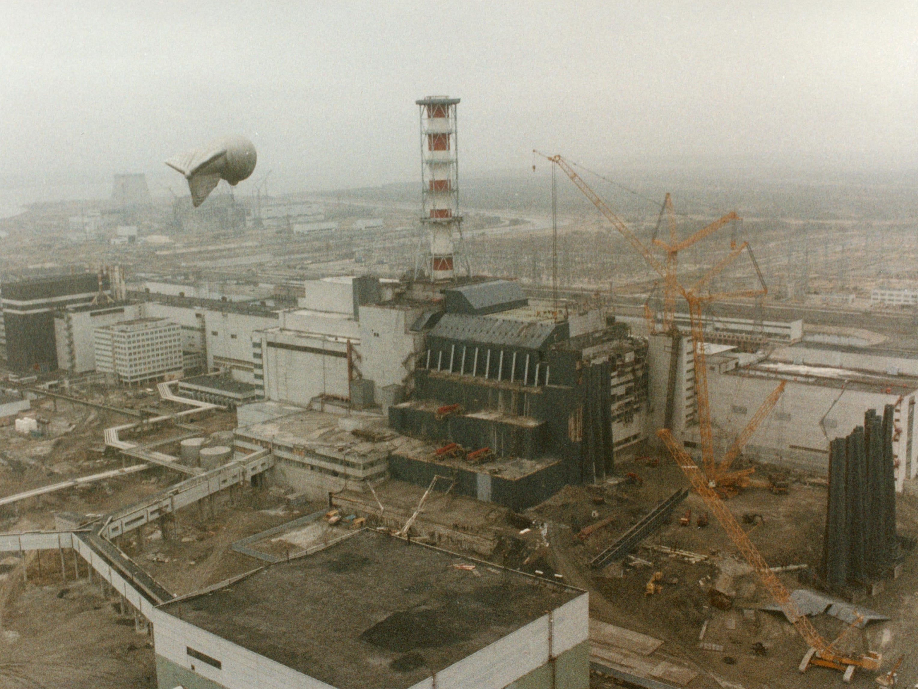 Blick auf die Kernkraft von Tschernobyl nach der Explosion am 26. April 1986 in Tschernobyl, Ukraine.