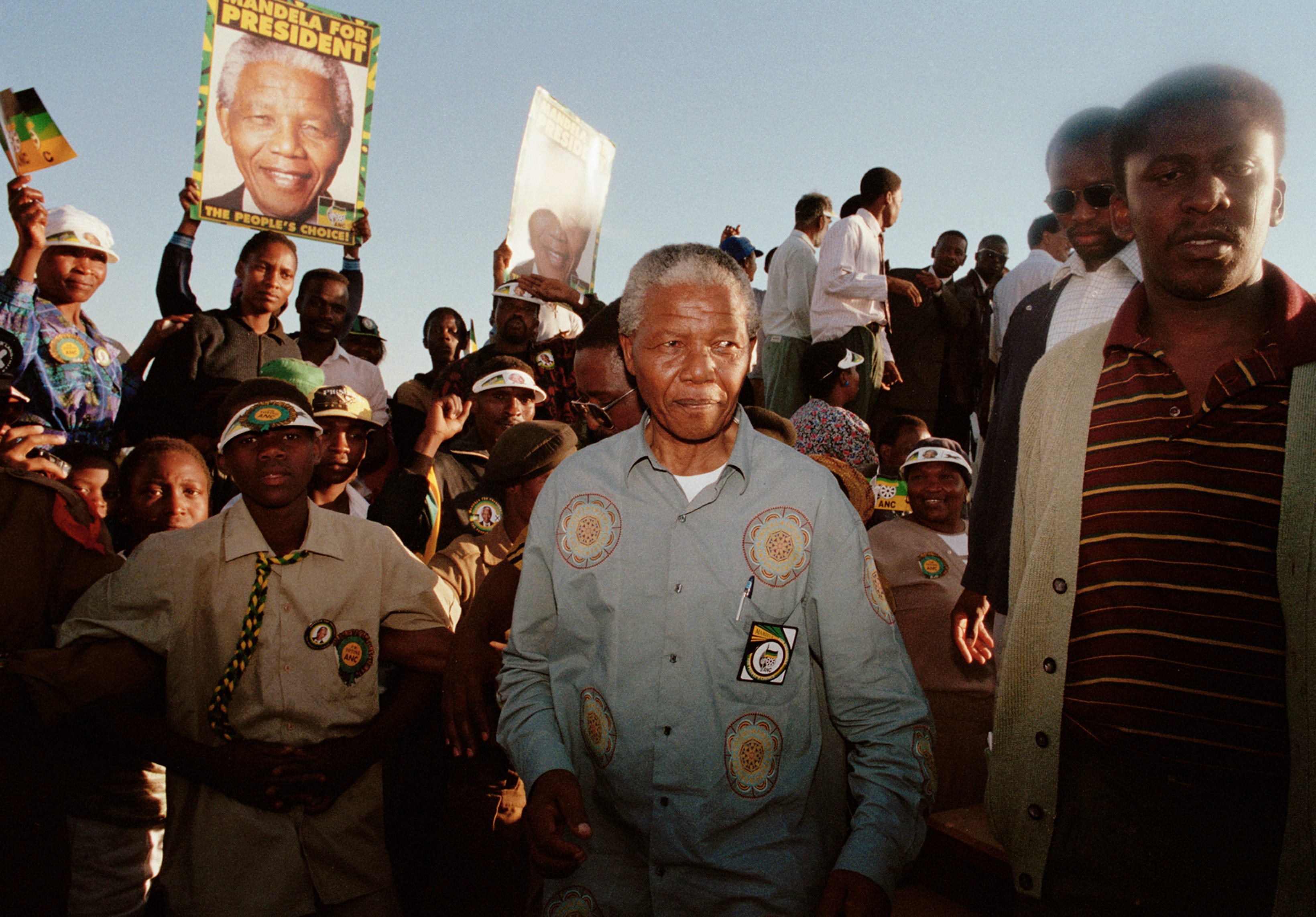 ANC-Führer Nelson Mandela im Wahlkampf während der ersten demokratischen Wahlen in Südafrika am 16. April 1994 in Ladysmith, Kwazulu Natal, Südafrika.