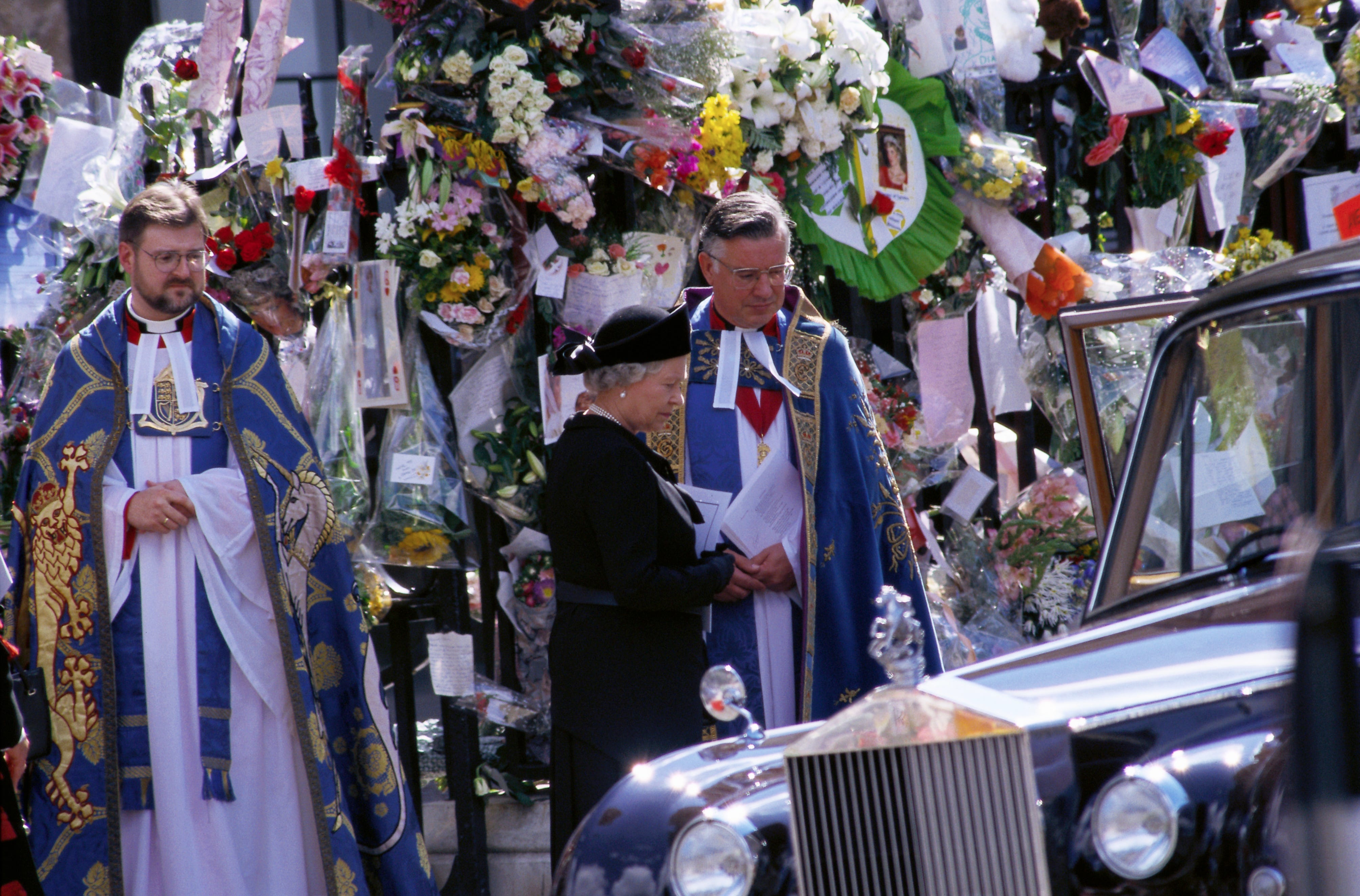 Königin Elizabeth steht mit einem Priester bei der Beerdigung von Diana, Prinzessin von Wales, nur sieben Tage, nachdem sie bei einem Autounfall in Paris ums Leben gekommen war.