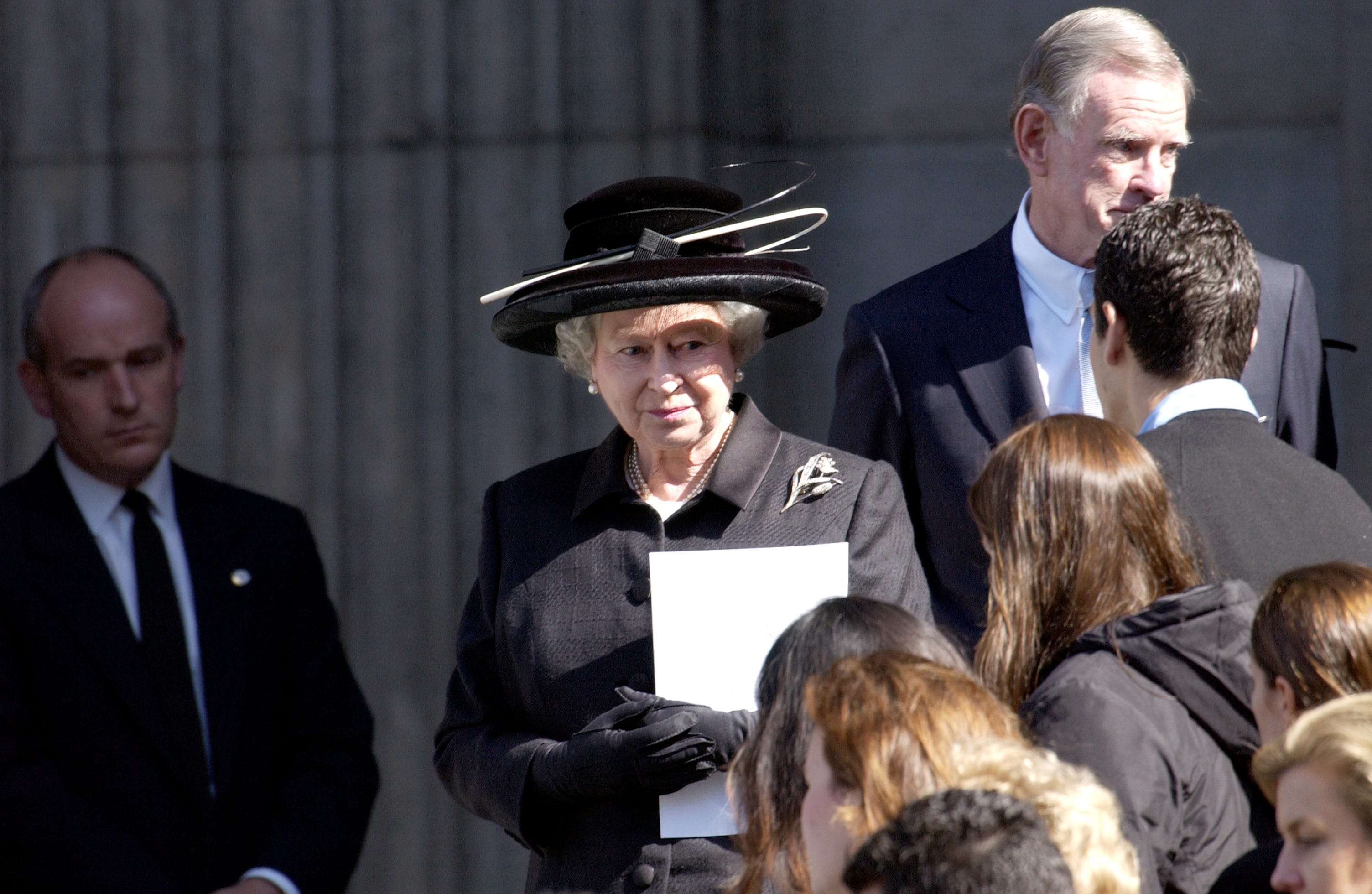 Die Königin blickt nach einem Gedenkgottesdienst für die Opfer der Anschläge auf die Twin Tower des World Trade Centers düster in die St. Paul's Cathedral.
