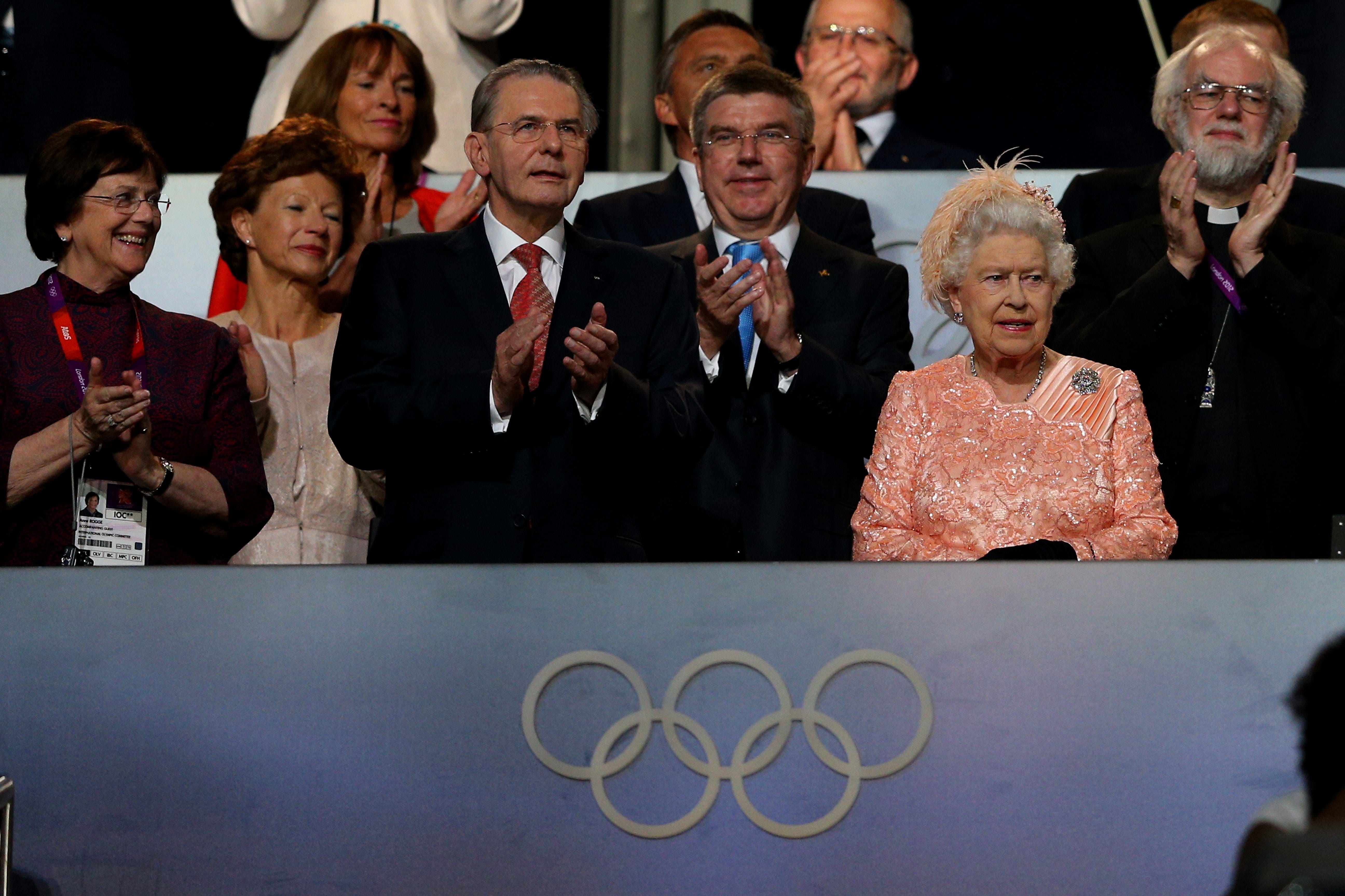 Queen Elizabeth II (R) und Jacques Rogge (L), Präsident des Internationalen Olympischen Komitees, besuchen die Eröffnungsfeier der Olympischen Spiele 2012 in London.