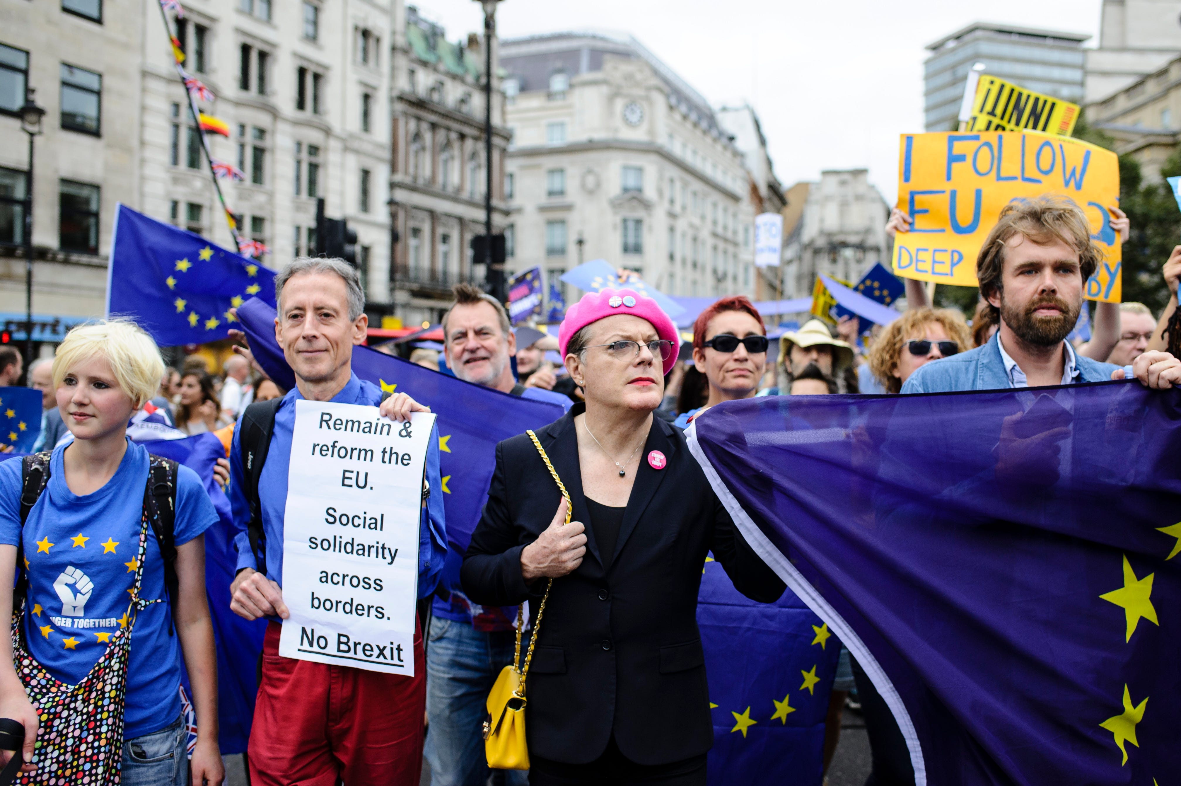 Der Komiker Eddie Izzard (Mitte), der Menschenrechtsaktivist Peter Tatchell (zweiter von links) und die Anti-Brexit-Aktivistin Madeleina Kay (ganz links) führen den zweiten EU-freundlichen „Marsch für Europa“ durch die Londoner Innenstadt an.