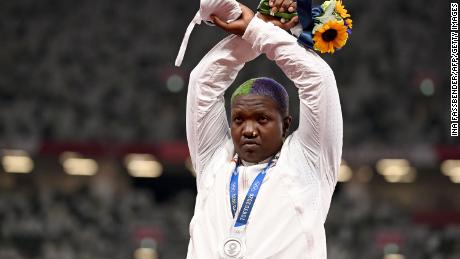 Die zweitplatzierte US-Amerikanerin Raven Saunders steht mit ihrer Silbermedaille auf dem Podium, nachdem sie am 1. August 2021 im Olympiastadion in Tokio am Kugelstoßen der Frauen während der Olympischen Spiele 2020 in Tokio teilgenommen hat. 