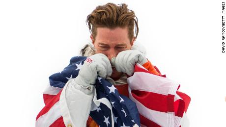 White ist während der Siegerehrung nach dem Goldgewinn in der Halfpipe bei den Olympischen Winterspielen 2018 in Pyeongchang überwältigt von den Emotionen.