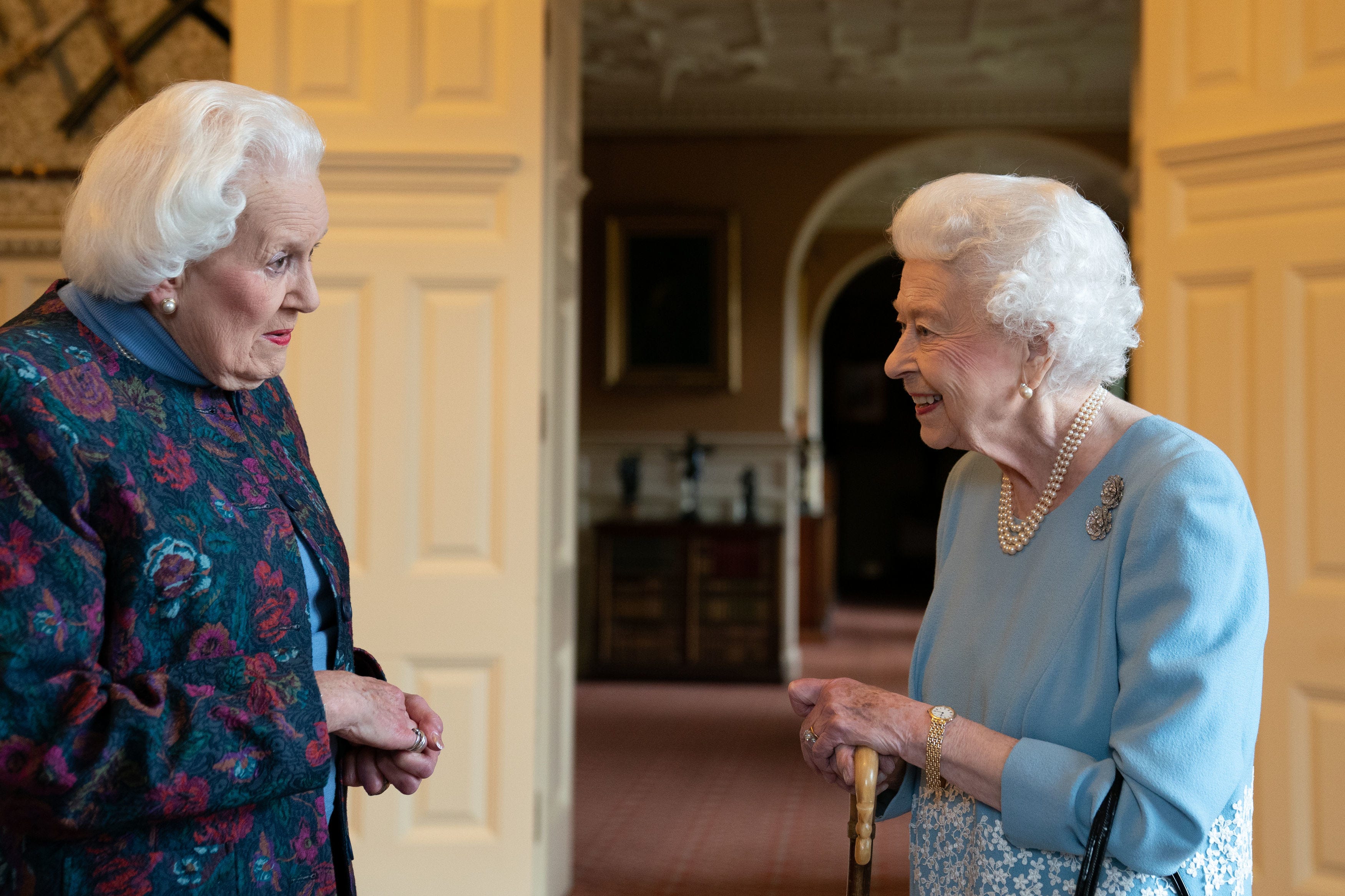 Queen Elizabeth und Angela Wood unterhalten sich im Sandringham House