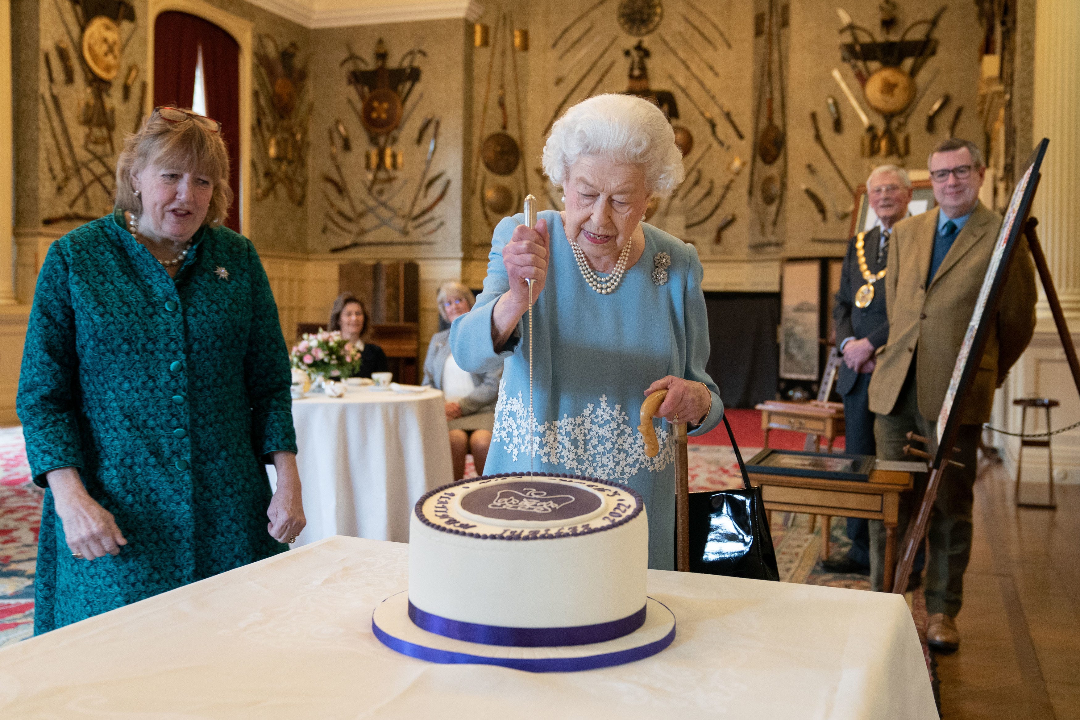 Queen Elizabeth steckt ein Messer in ihren Platinum Jubilee Cake im Sandringham House