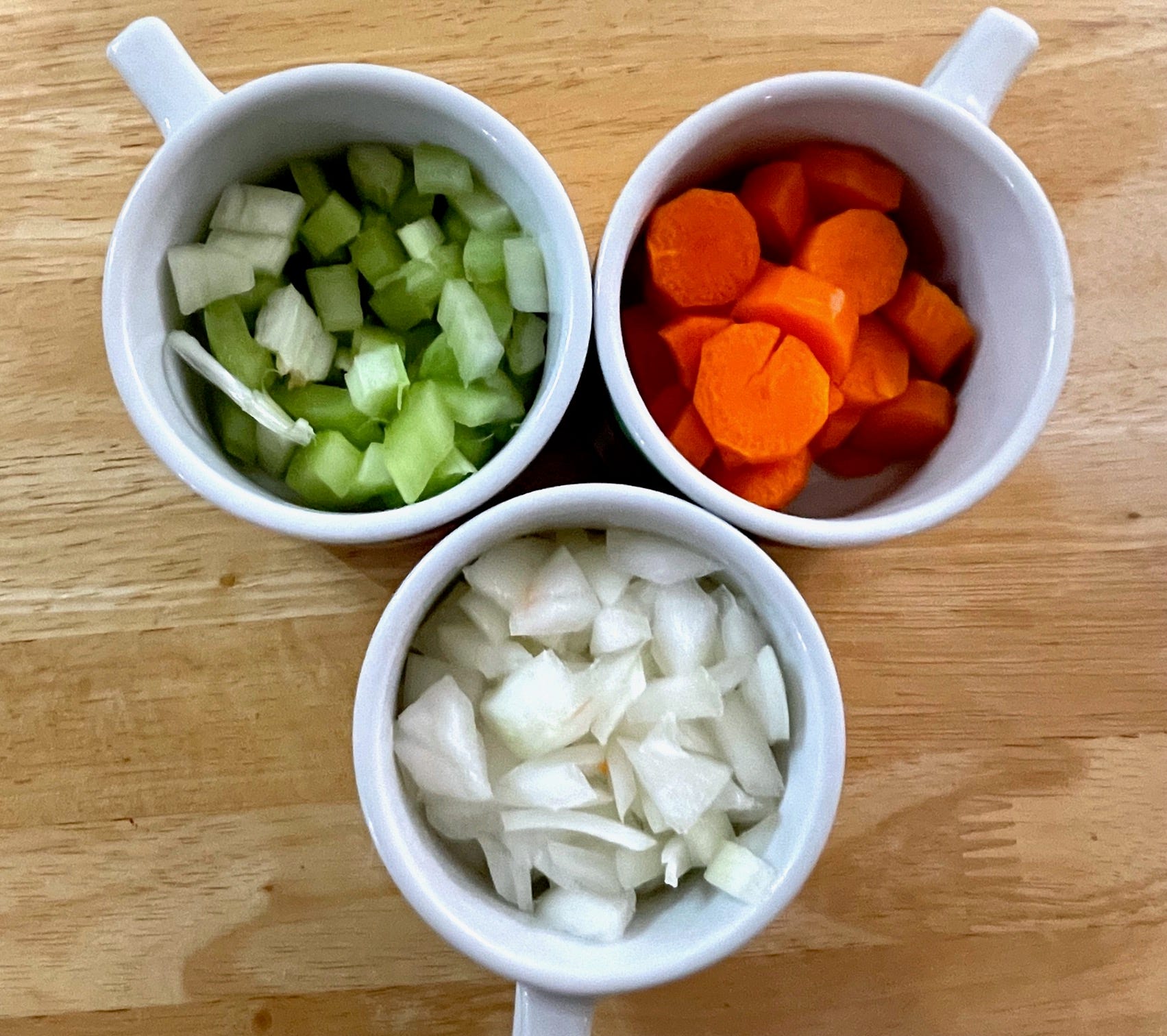Gehackter Sellerie, Karotten und Zwiebeln für Carbone Bolognese