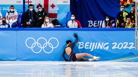 Der in den USA geborene Eiskunstläufer Zhu Yi wird nach einem Sturz bei seinem Olympia-Debüt für China angegriffen