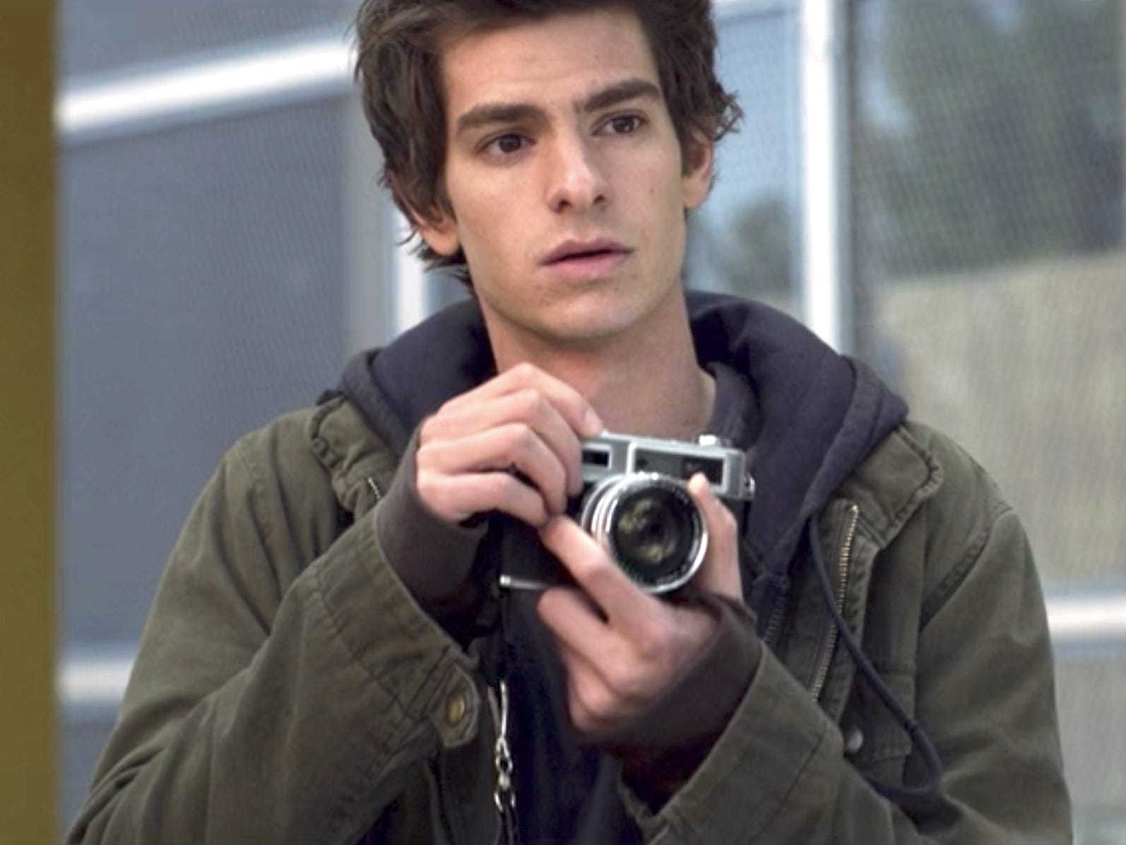Peter Parker hält in „The Amazing Spider-Man“ eine Kamera in der Hand.