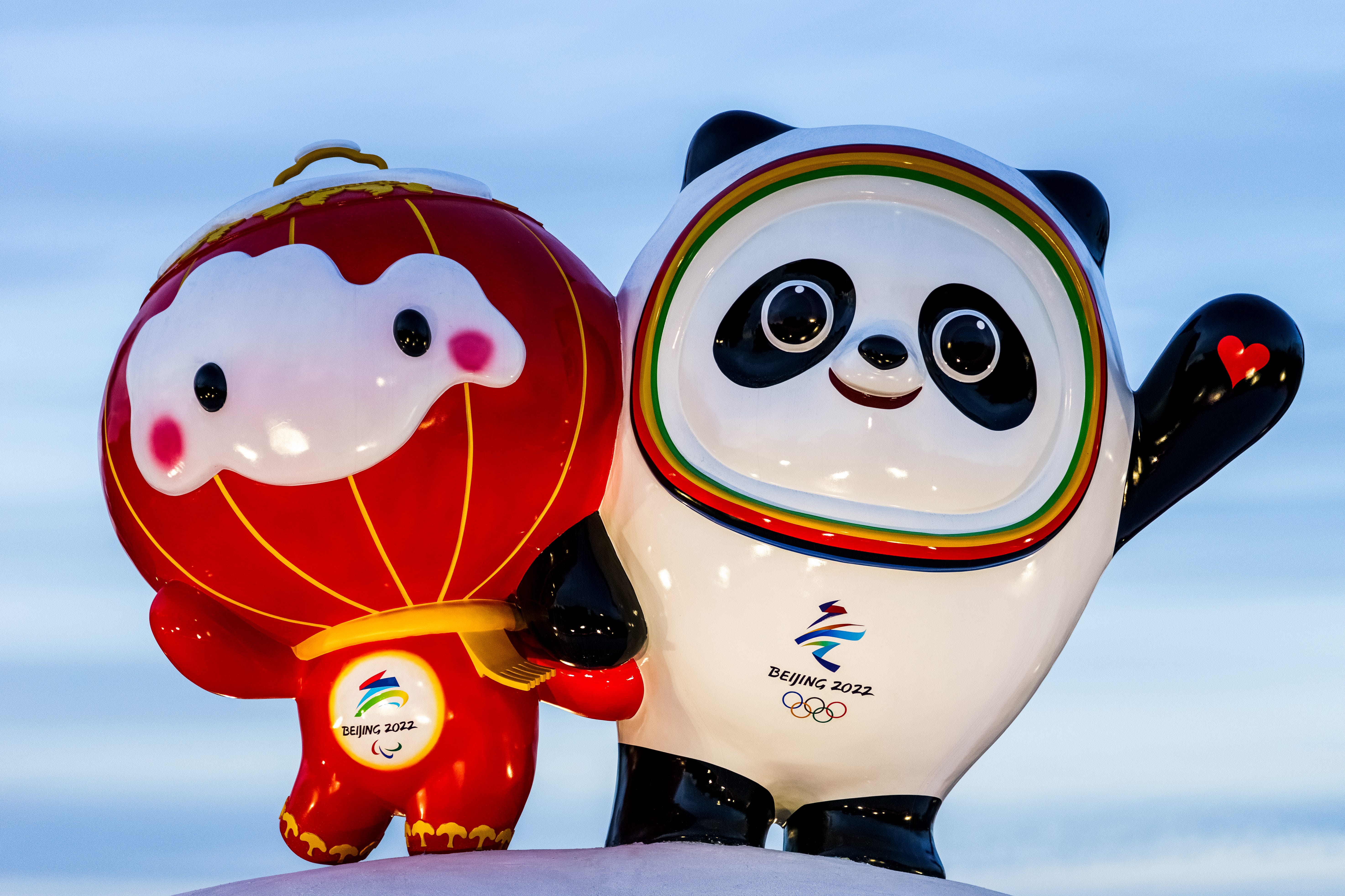 Aufblasbare Laterne und Panda-Maskottchen der Olympischen Spiele 2022 in Peking.