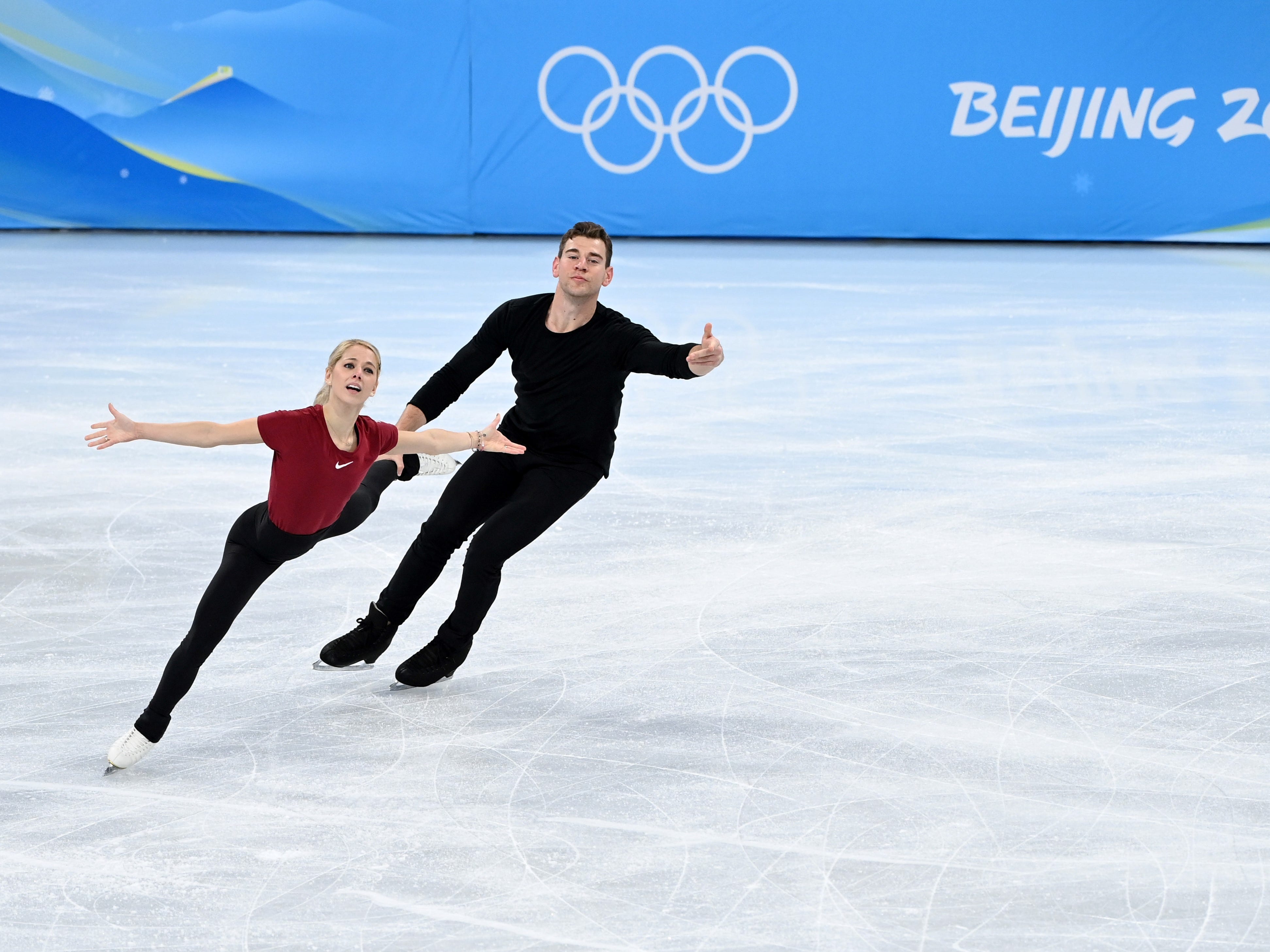 Das Eiskunstlaufpaar Alexa Knierim und Brandon Frazier vom Team USA trainieren vor den Olympischen Winterspielen auf dem Eis