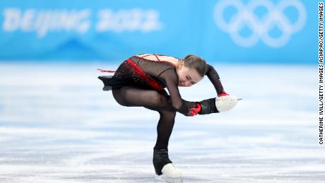 "Wir arbeiten viel"  sagte Valieva, als sie gefragt wurde, ob es ein Geheimnis hinter dem Erfolg des ROC im Eiskunstlauf gebe.