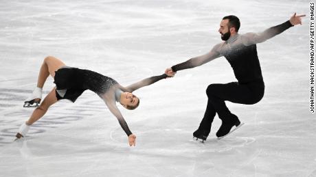 Ashley Cain-Gribble (L) und Timothy Leduc (R) während der Paare'  Free-Skating-Programm bei den ISU World Figure Skating Championships in Schweden.