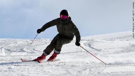 Jamaikas Benjamin Alexander fährt am 21. Dezember 2021 während einer Trainingseinheit im Skigebiet Kolasin einen Hang hinunter. 
