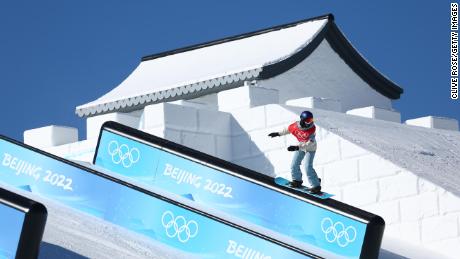 Die Chinesin Su Yiming führt während einer Slopestyle-Trainingseinheit der Männer vor den Olympischen Winterspielen 2022 in Peking am 2. Februar 2022 einen Trick vor.