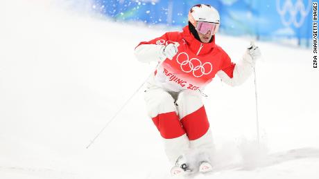 Der Kanadier Mikael Kingsbury trainiert bei den Freestyle Skiing Moguls der Männer vor Peking 2022.