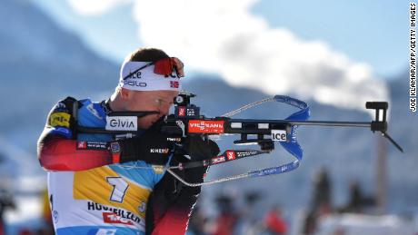 Johannes Thingnes Bø nimmt am 12. Dezember 2021 am Schießstand während des 4x7,5-km-Staffelwettbewerbs der Männer des IBU Biathlon-Weltcups in Hochfilzen, Österreich, teil. 