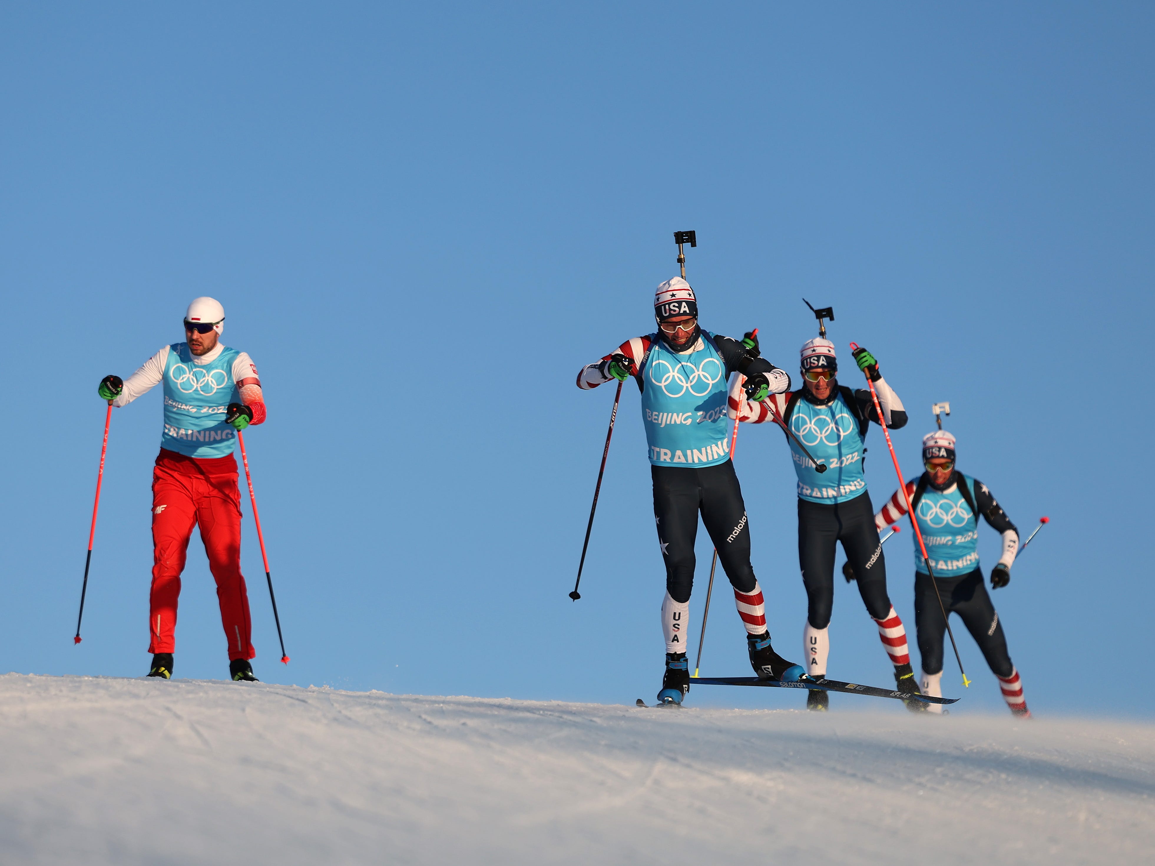 Eine Gruppe Biathlon-Skifahrer des Team USA trainiert für die Olympischen Spiele 2022 in Peking.