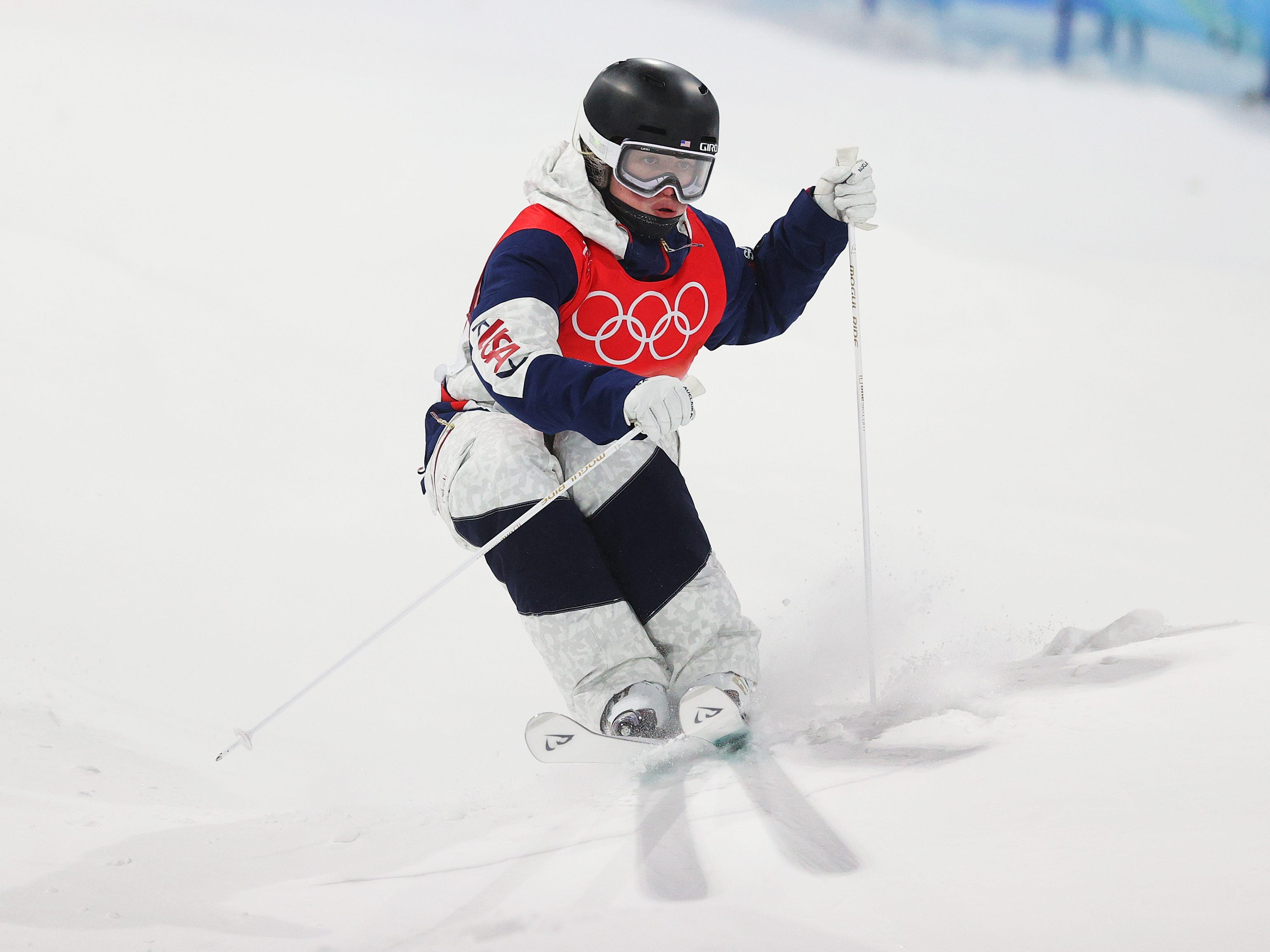 Olivia Giaccio trainiert auf der Buckelpiste für die Olympischen Winterspiele 2022