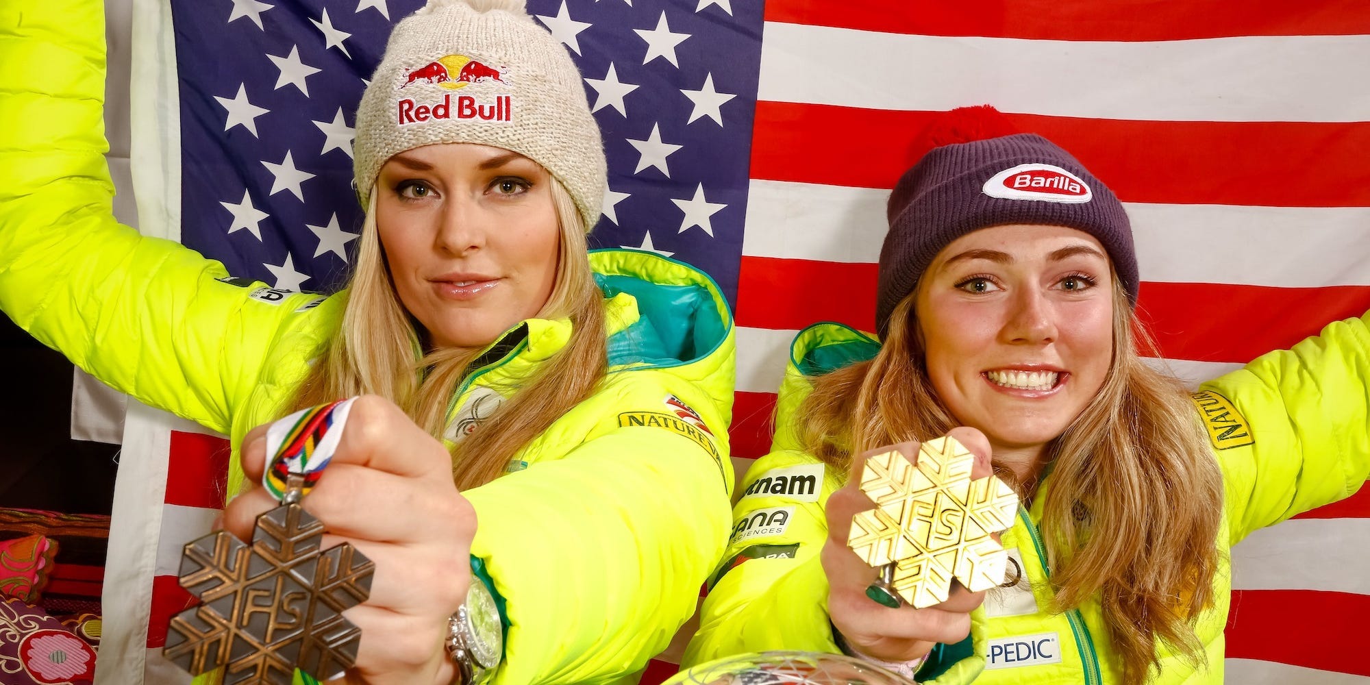 Lindsey Vonn und Mikaela Shiffrin posieren mit Medaillen bei einem Fotoshooting für das Finale des Audi FIS Alpine Ski World Cup 2015.