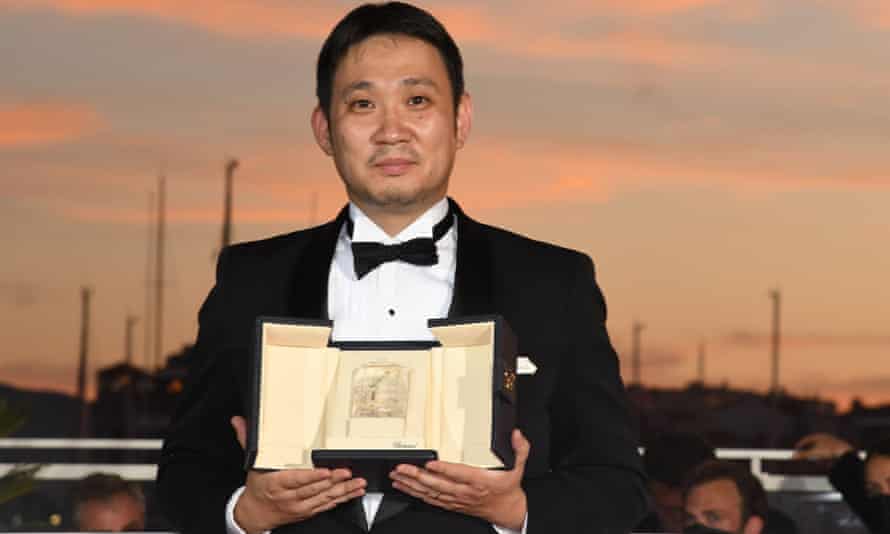 Ryusuke Hamaguchi mit dem Preis für sein bestes Drehbuch für Drive My Car in Cannes.