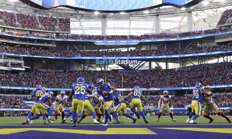 Matthew Stafford von LA Rams übergibt in der ersten Hälfte des NFL-Footballspiels gegen die San Francisco 49ers an Sony Michel.