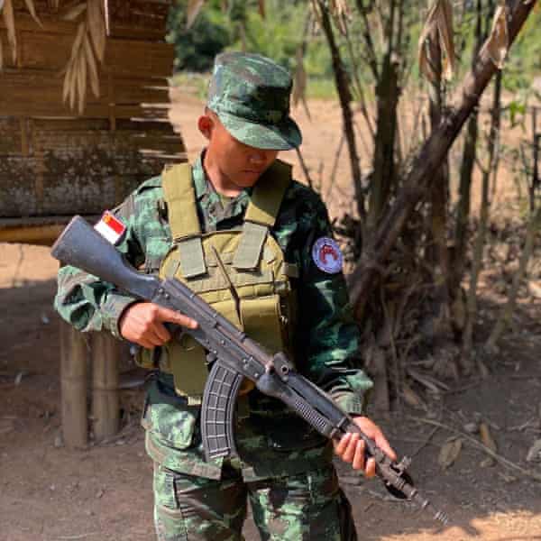 Ein Mann in Camouflage-Armeeuniform mit einem Sturmgewehr vom Typ AK-47