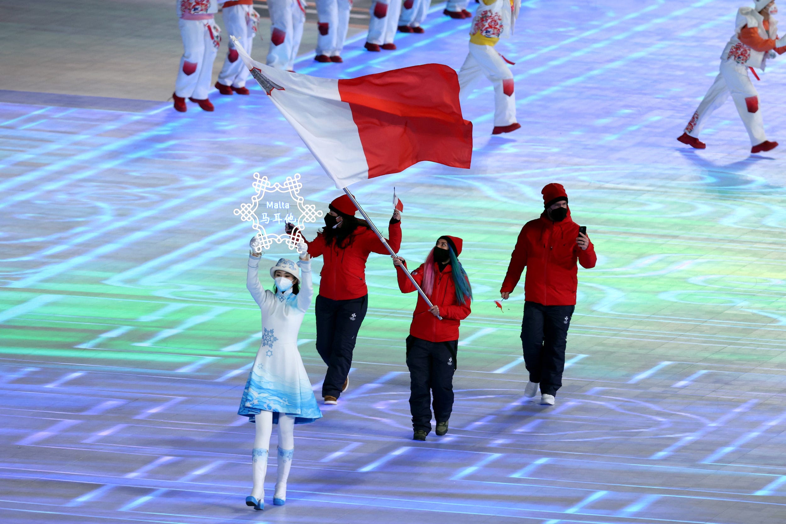 Jenise Spiteri trägt Maltas Flagge als einzige Vertreterin bei den Olympischen Spielen 2022 in Peking.
