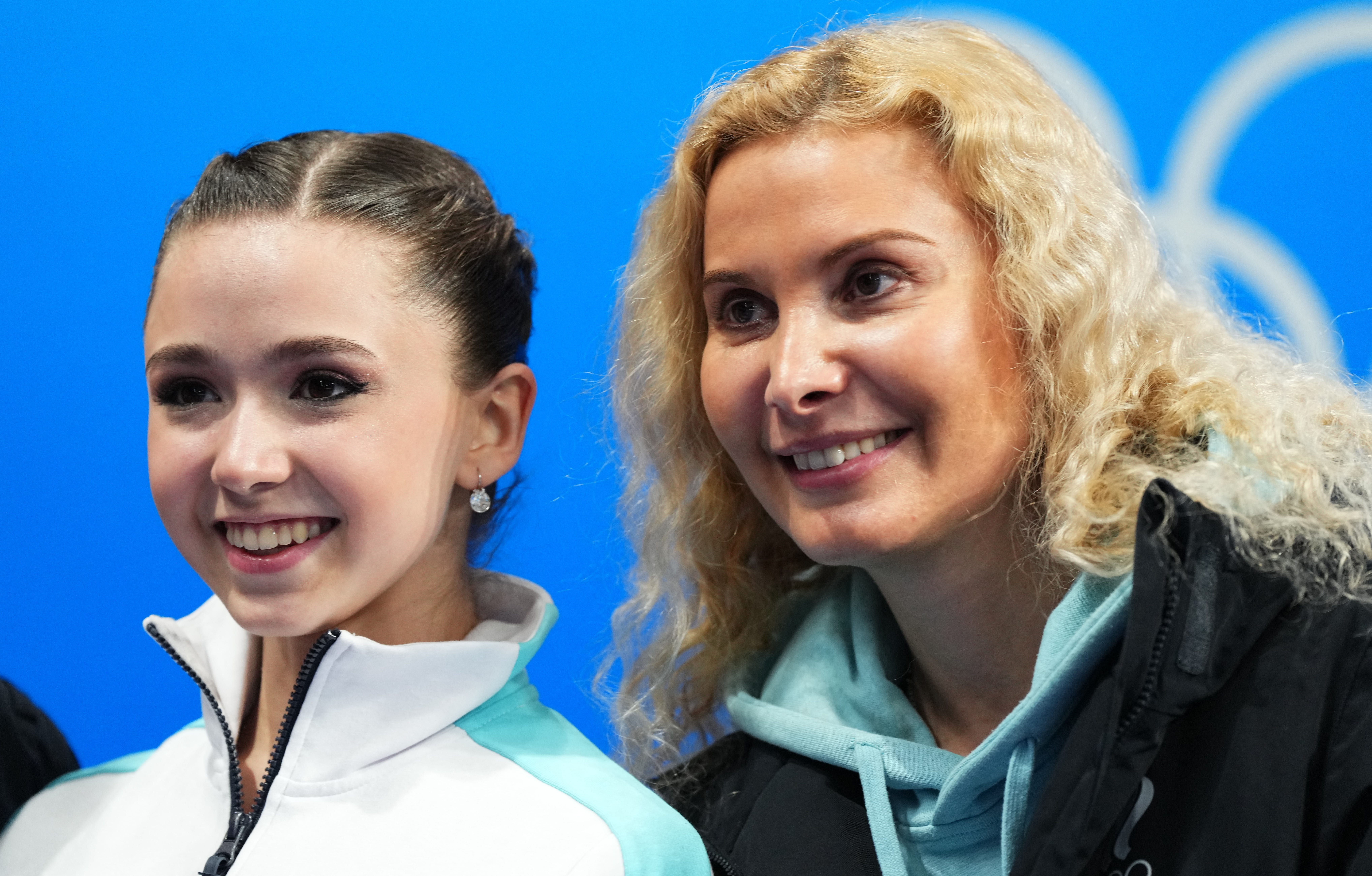Kamila Valieva und ihr Trainer Eteri Tutberidze nach ihrem Auftritt bei den Olympischen Spielen.
