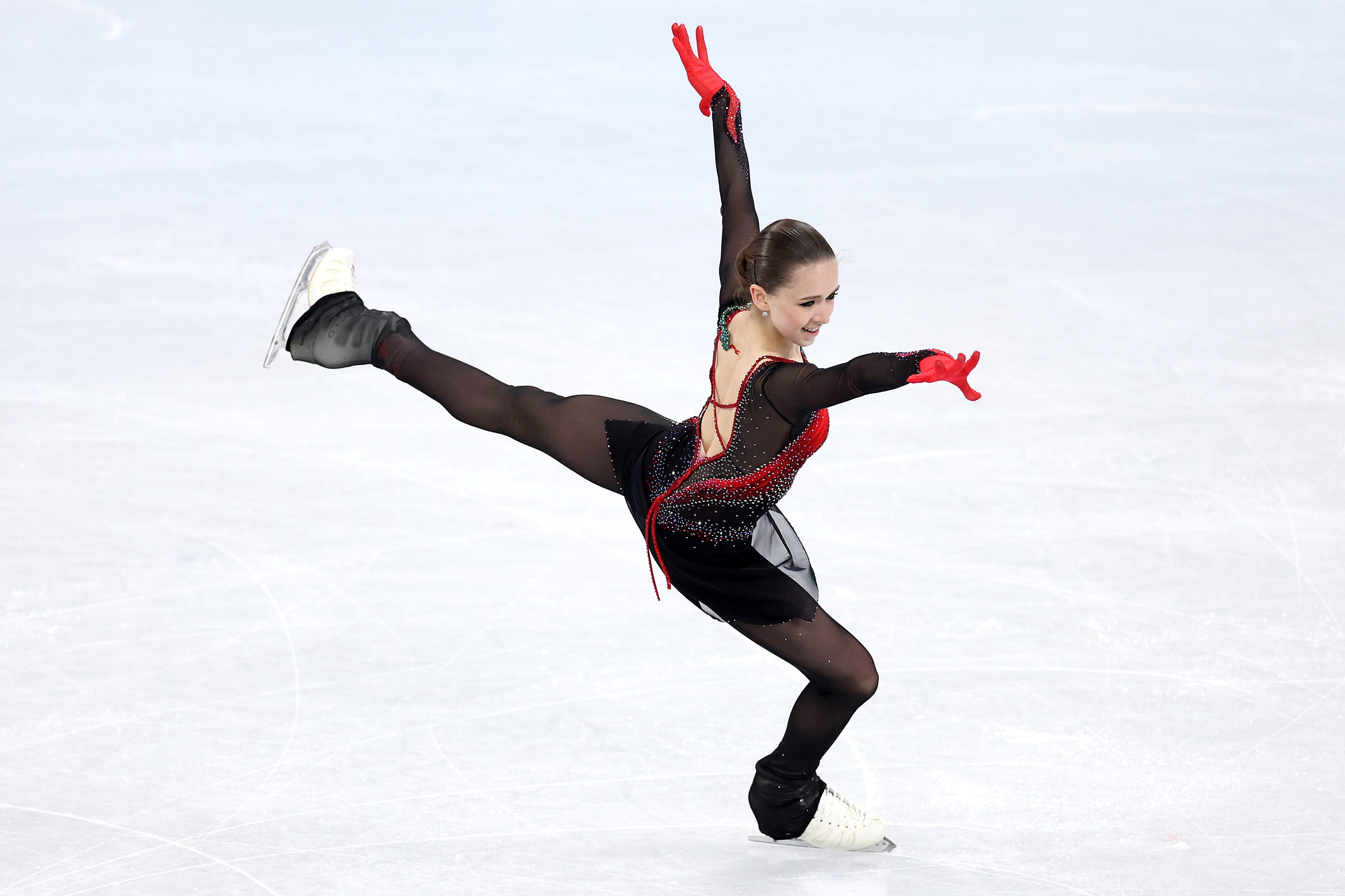Kamila Valieva lächelt die Richter während ihres Auftritts bei den Olympischen Winterspielen 2022 an