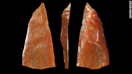 Diese neronischen Steinwerkzeuge wurden von frühneuzeitlichen Menschen hergestellt, die in Grotte Mandrin lebten. 