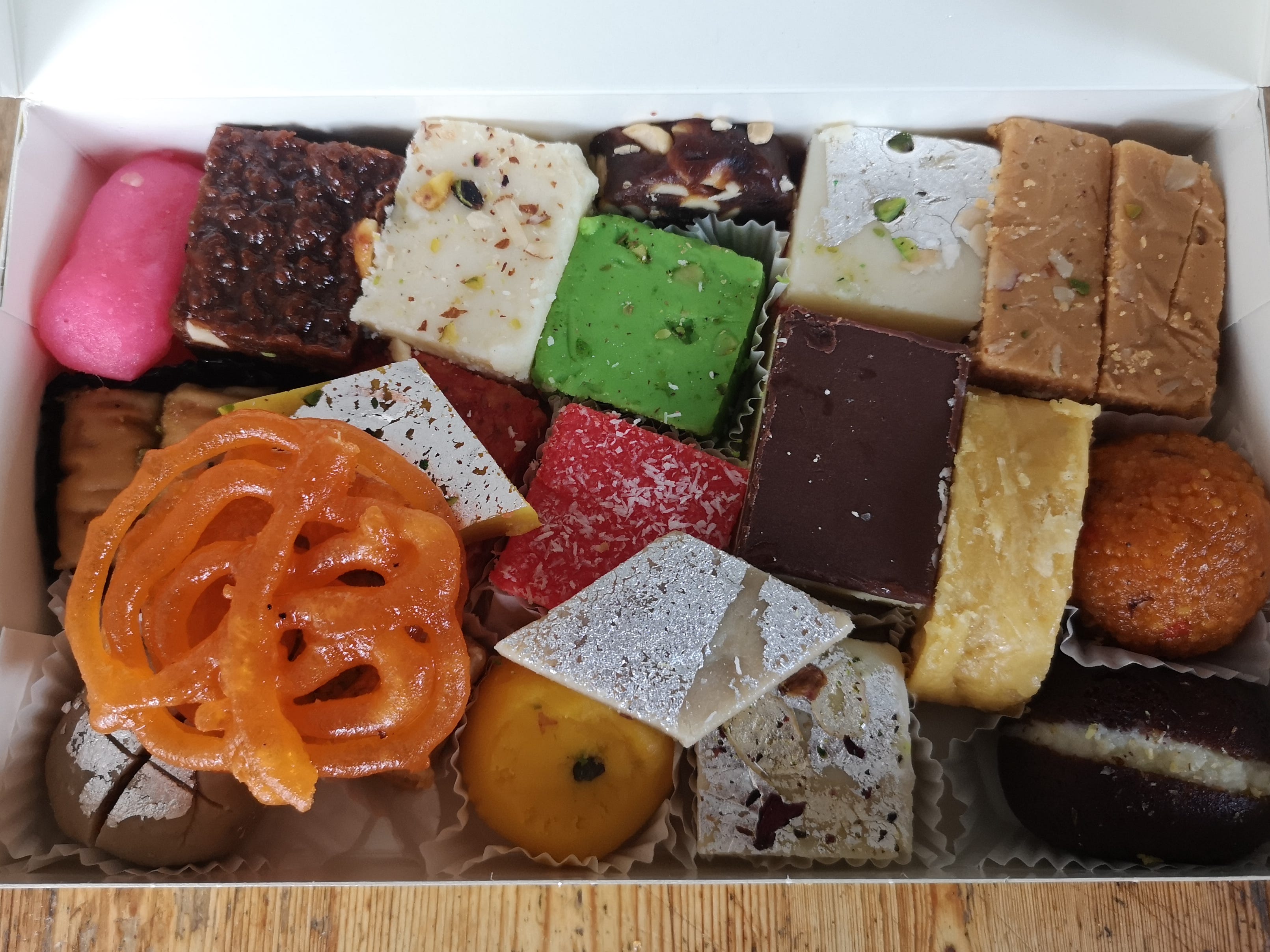 Eine Auswahl an Mithai oder indischen Süßigkeiten von Pooja Sweets & Savouries.